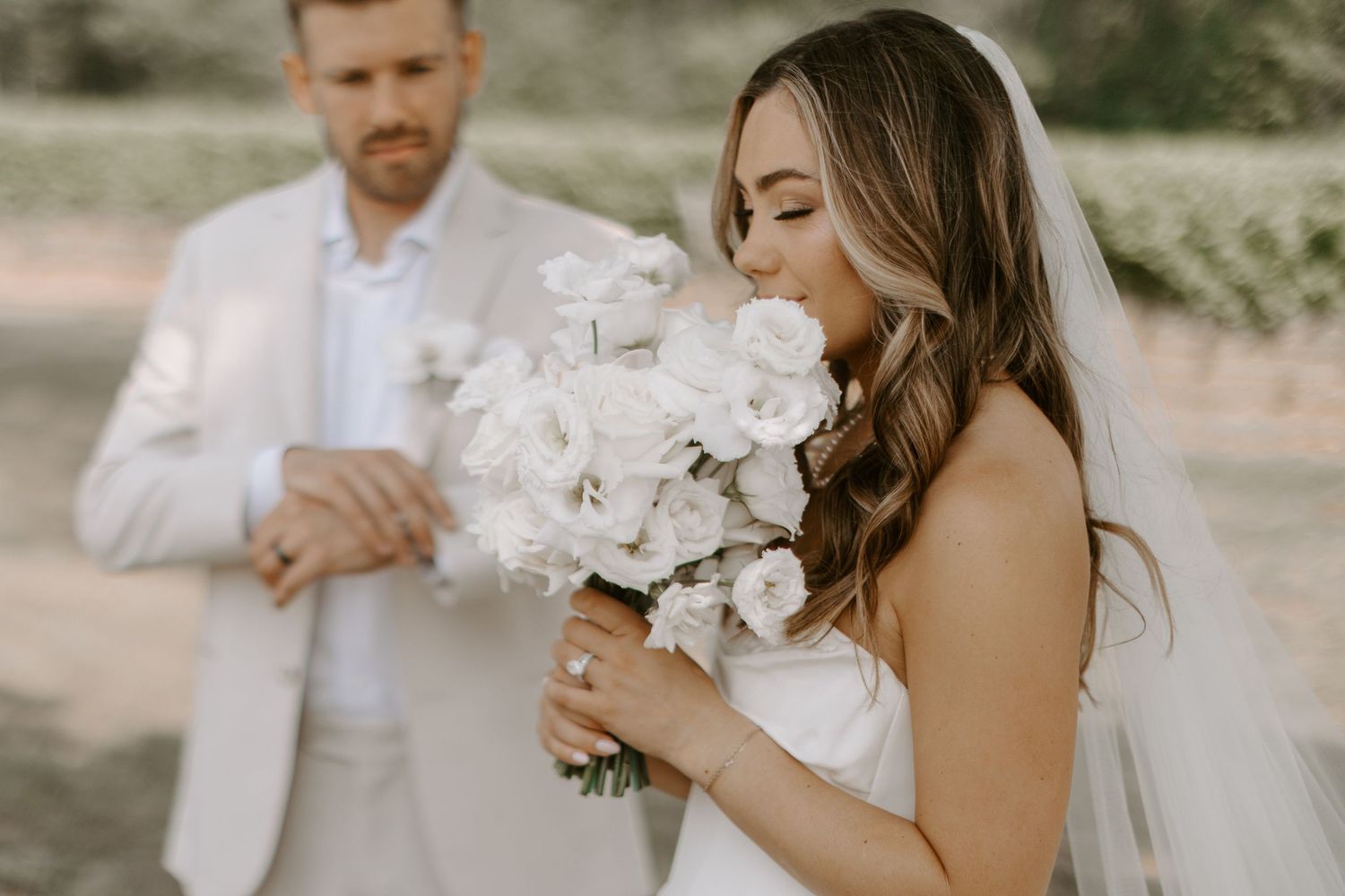 Wedding photography for a romantic wedding in Niagara on the lake at the Hare Winery