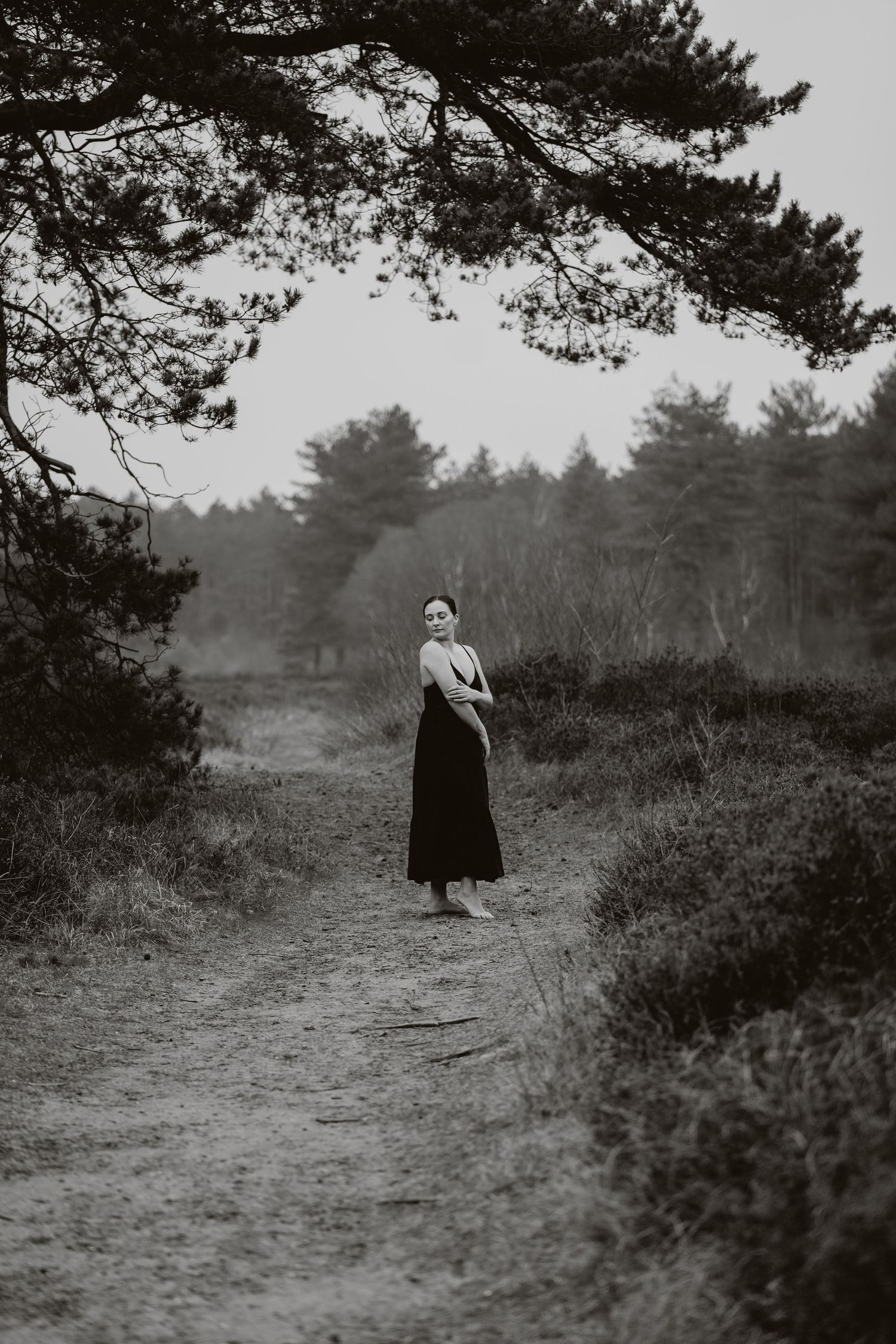 fotoshoot-vrouw-zwartwit-nederland-duinen-heide-schoorl