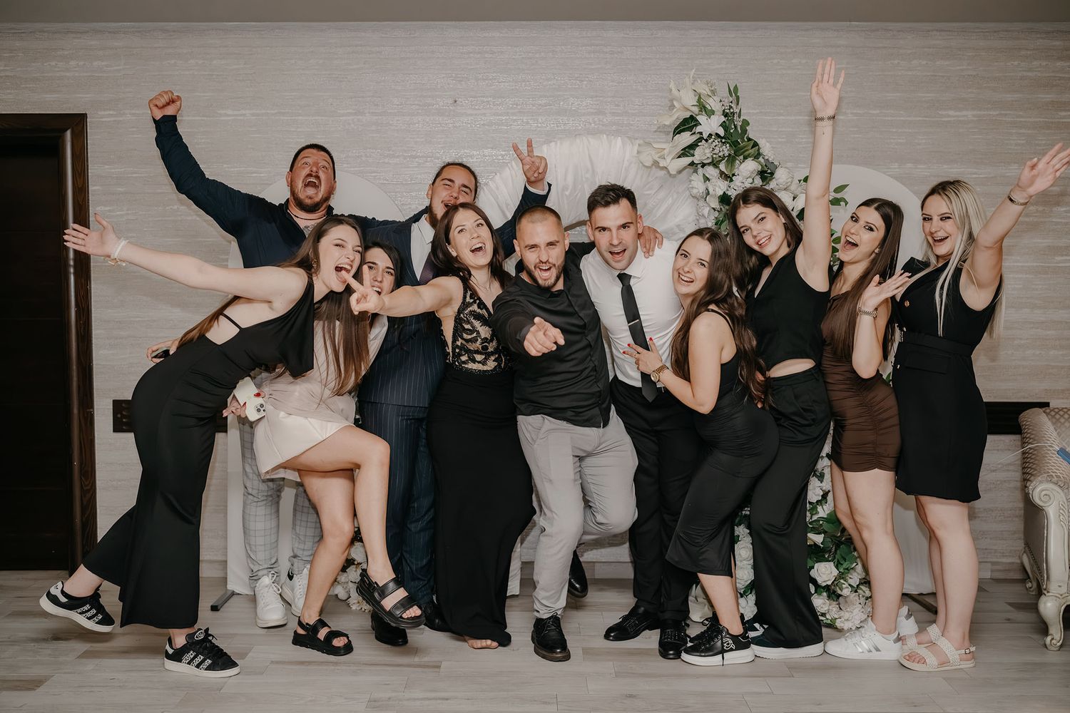fotografija mladenaca na moru, dok plešu