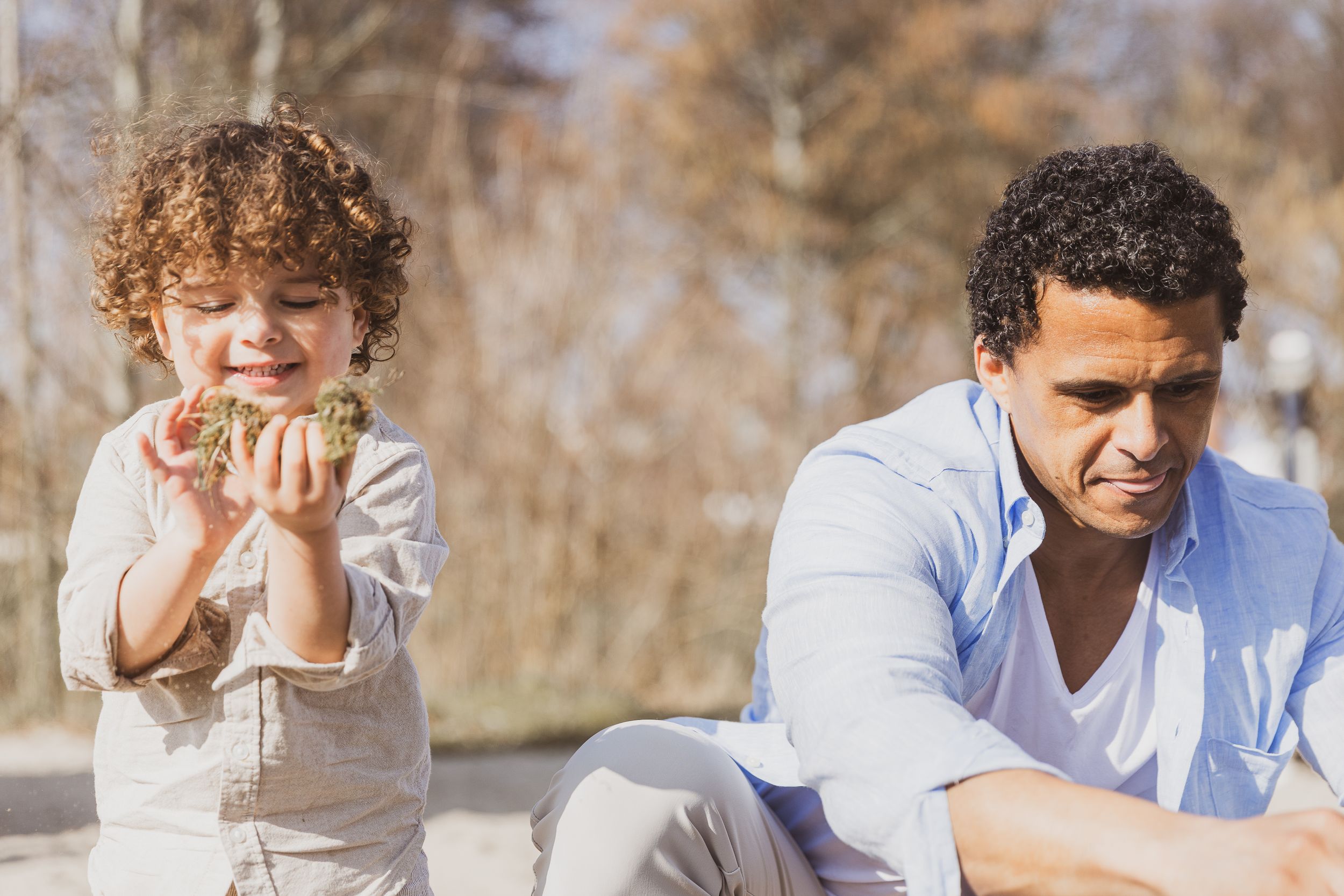 Parent and child spending time together outdoors on sunny day.
Vader en zoon fotografie.