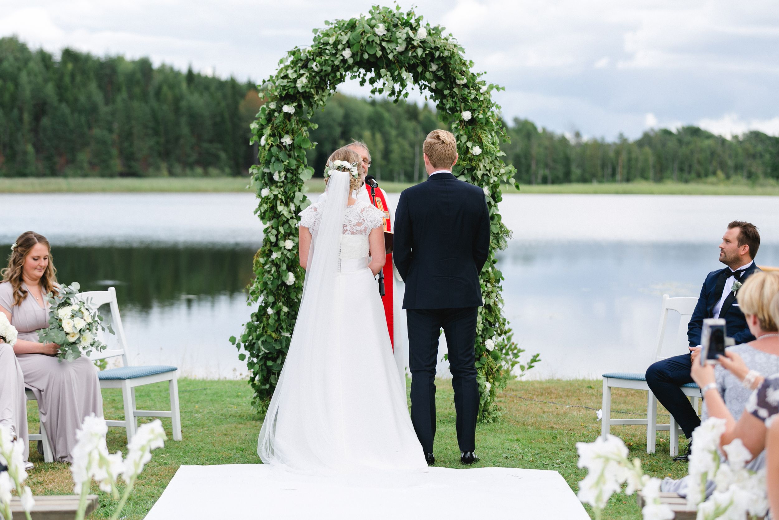 Daniel och Victoria från Norge kom till Sverige för ett helt magiskt bröllop på Dömle Herrgård. Fotograf Rebecca Nordin.