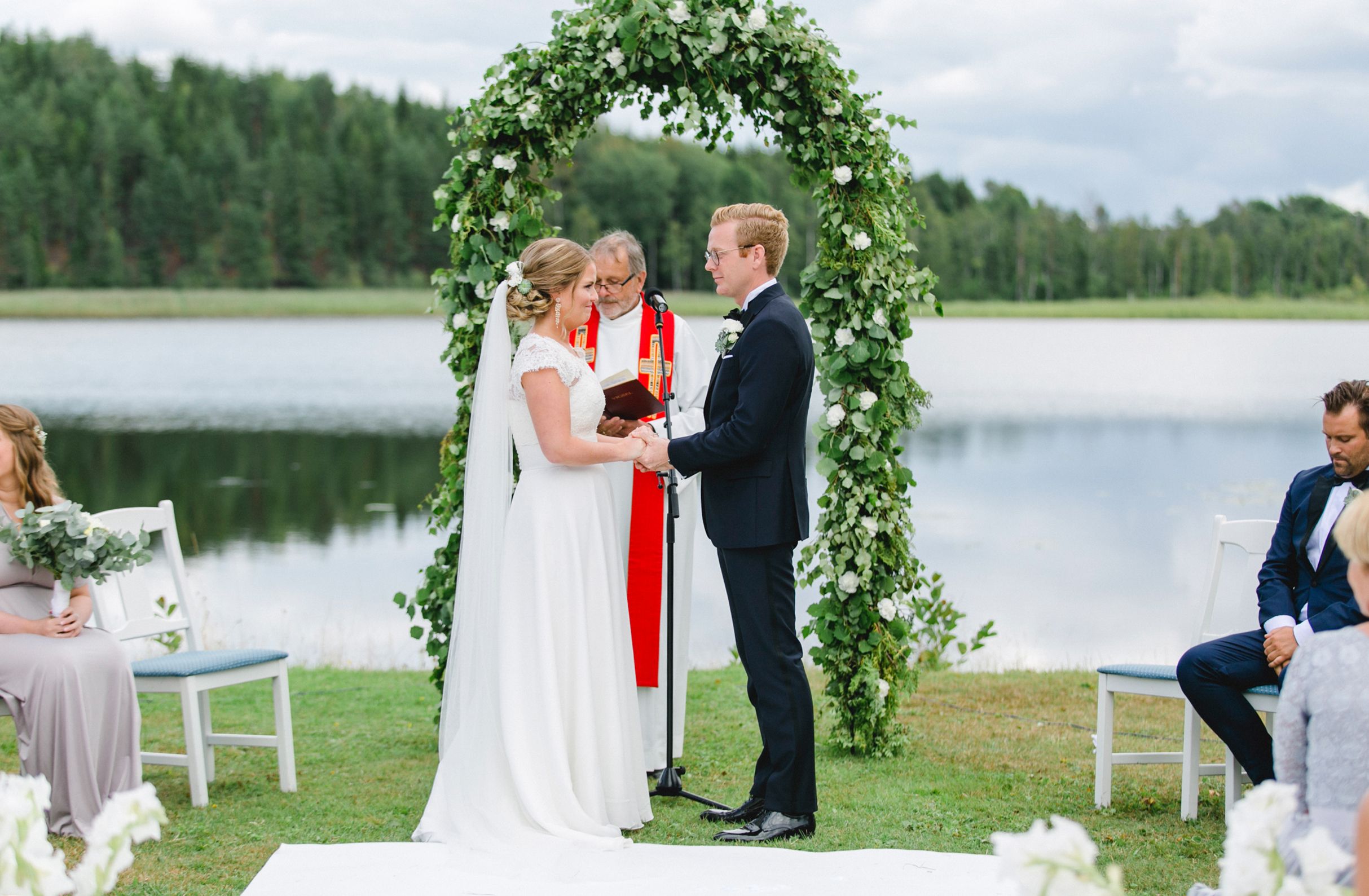 Daniel och Victoria från Norge kom till Sverige för ett helt magiskt bröllop på Dömle Herrgård. Fotograf Rebecca Nordin.