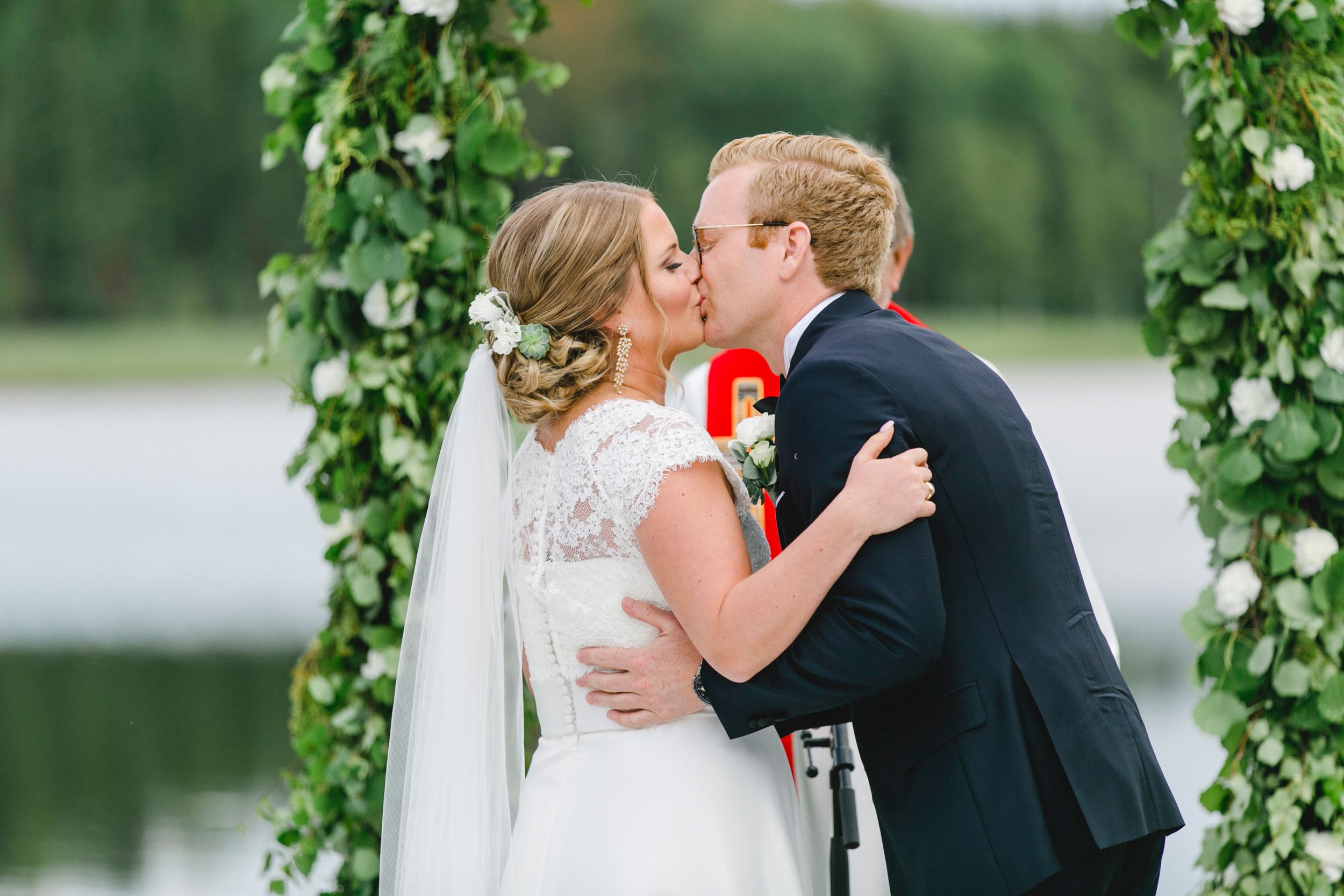 Daniel och Victoria från Norge kom till Sverige för ett helt magiskt bröllop på Dömle Herrgård. Fotograf Rebecca Nordin.