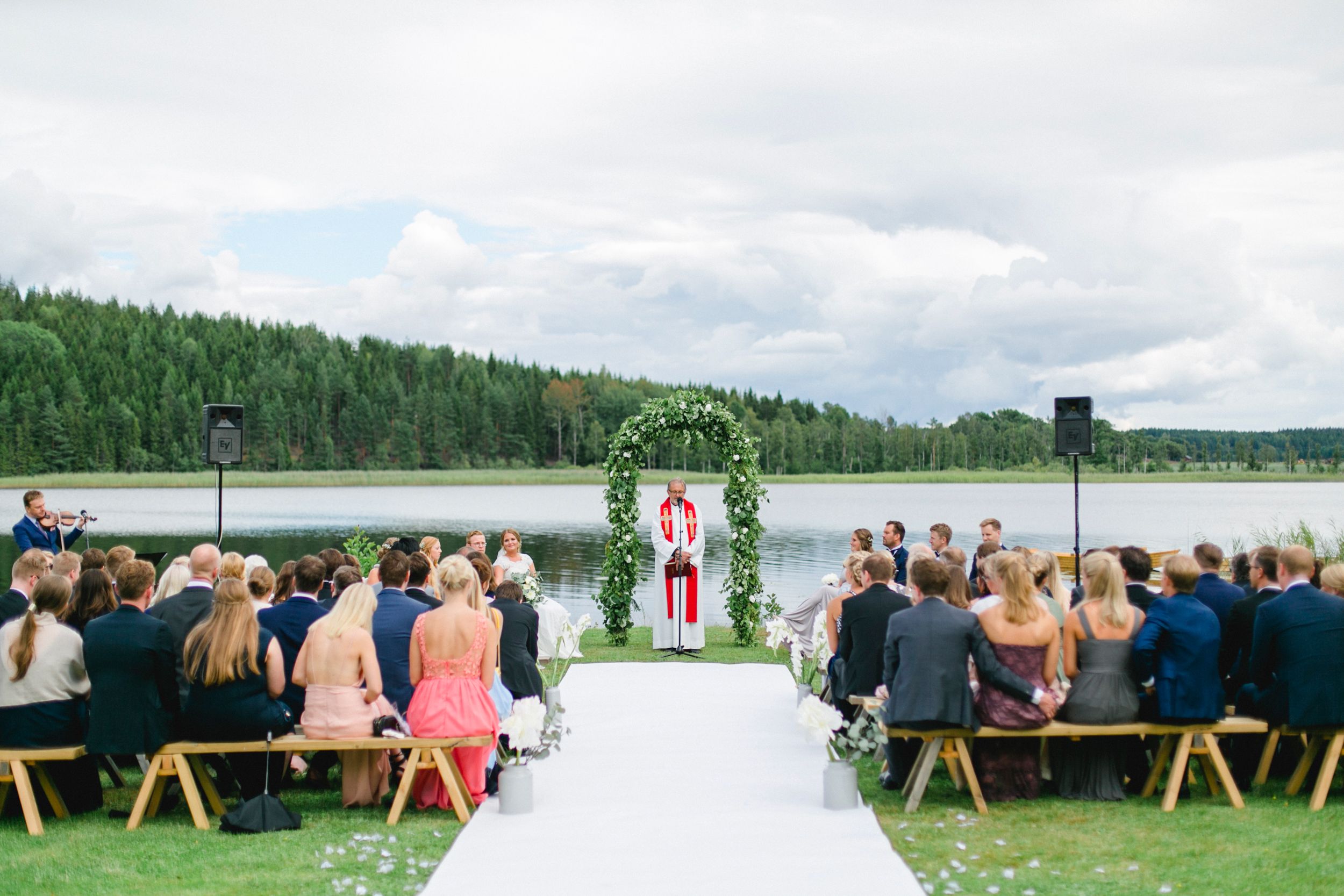 Daniel och Victoria från Norge kom till Sverige för ett helt magiskt bröllop på Dömle Herrgård. Fotograf Rebecca Nordin.