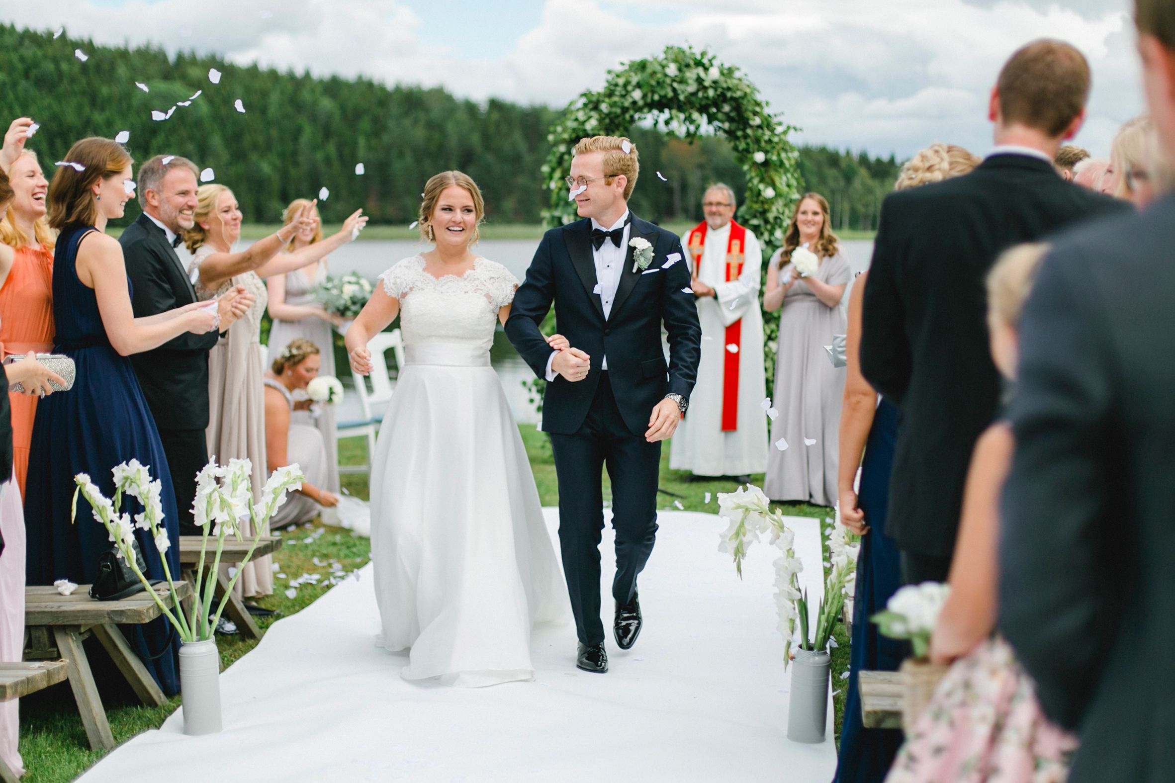 Daniel och Victoria från Norge kom till Sverige för ett helt magiskt bröllop på Dömle Herrgård. Fotograf Rebecca Nordin.