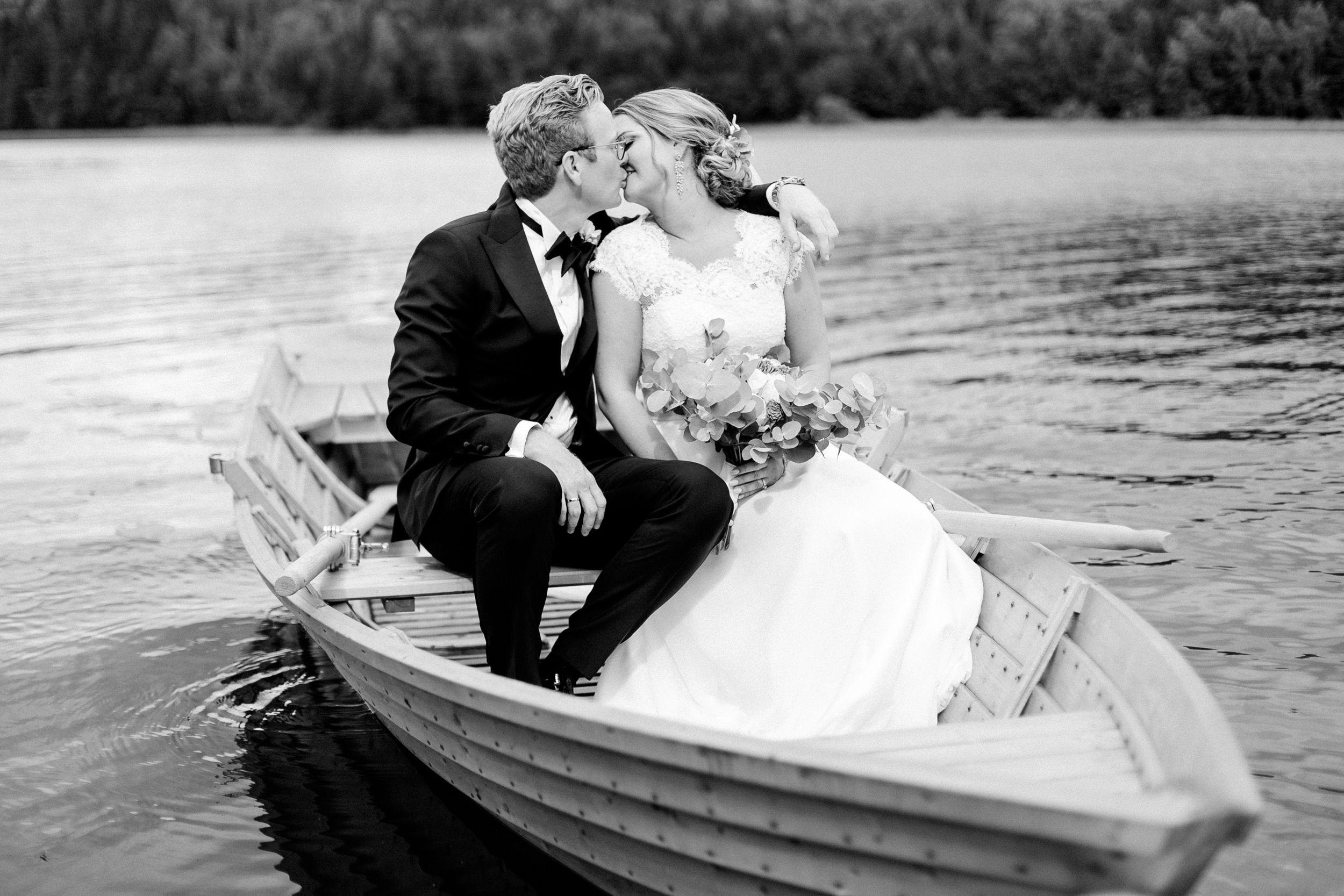 Daniel och Victoria från Norge kom till Sverige för ett helt magiskt bröllop på Dömle Herrgård. Fotograf Rebecca Nordin.