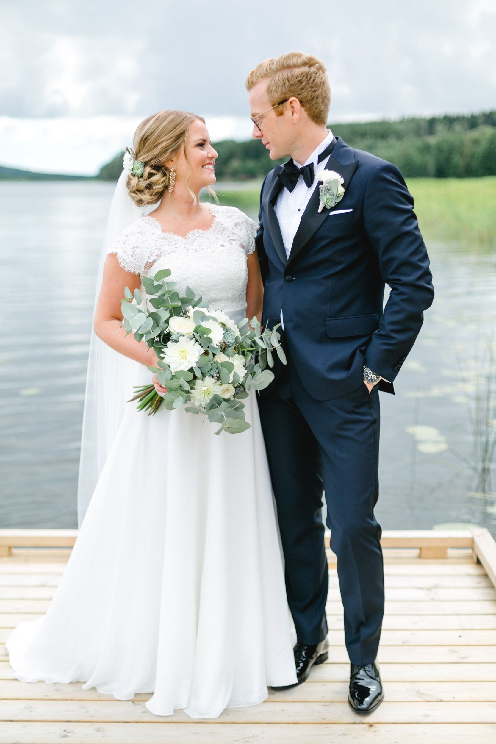 Daniel och Victoria från Norge kom till Sverige för ett helt magiskt bröllop på Dömle Herrgård. Fotograf Rebecca Nordin.