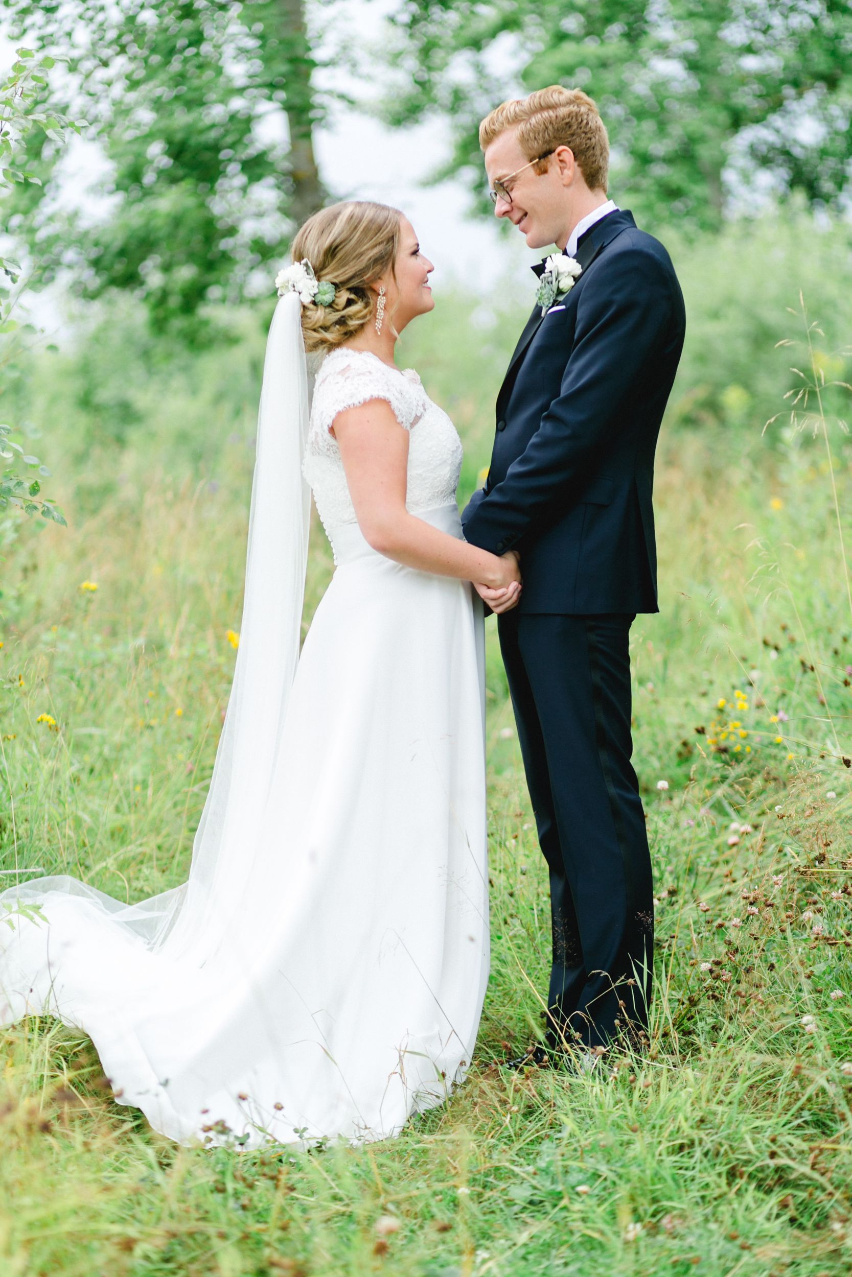 Daniel och Victoria från Norge kom till Sverige för ett helt magiskt bröllop på Dömle Herrgård. Fotograf Rebecca Nordin.