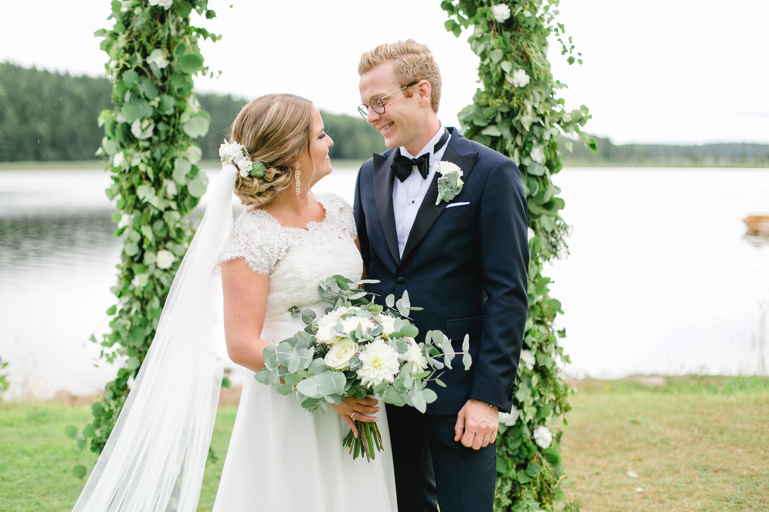 Daniel och Victoria från Norge kom till Sverige för ett helt magiskt bröllop på Dömle Herrgård. Fotograf Rebecca Nordin.