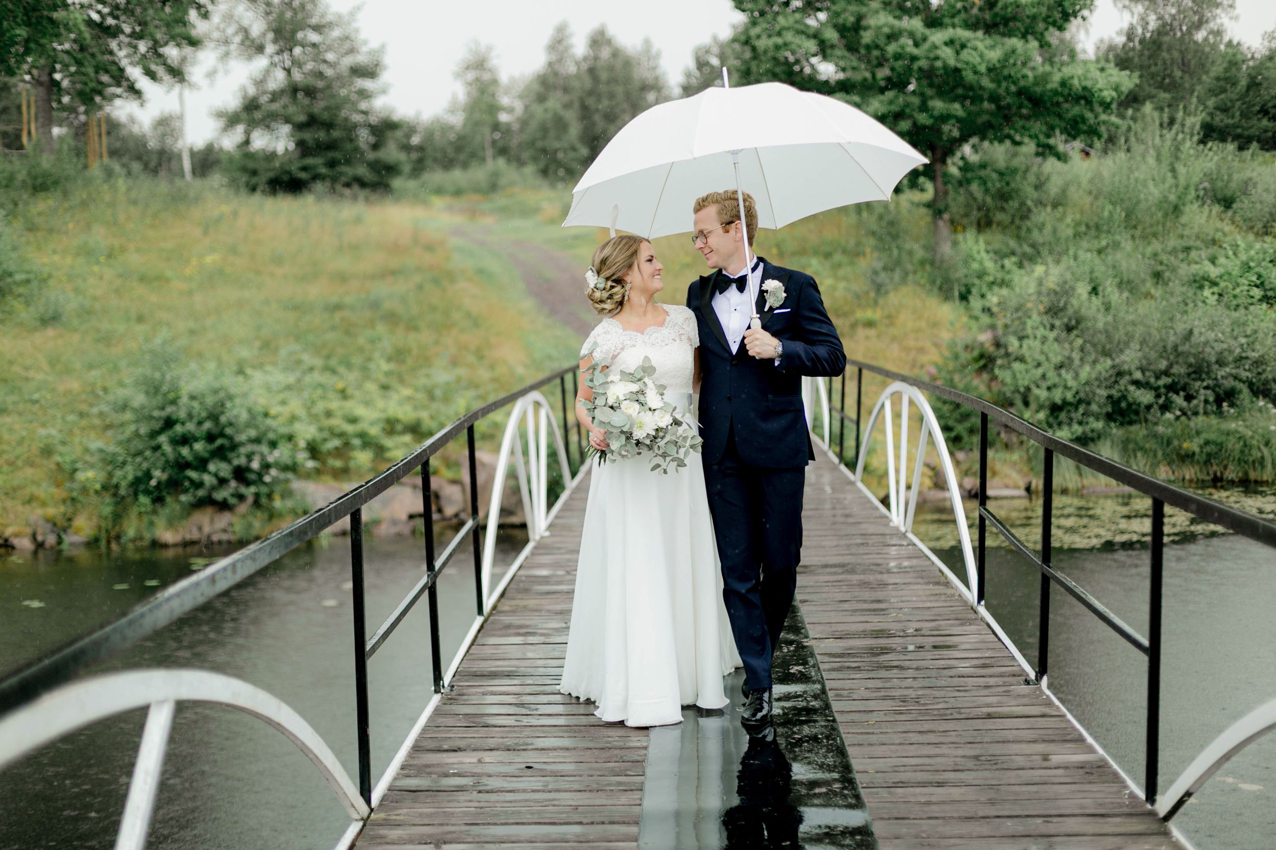 Daniel och Victoria från Norge kom till Sverige för ett helt magiskt bröllop på Dömle Herrgård. Fotograf Rebecca Nordin.
