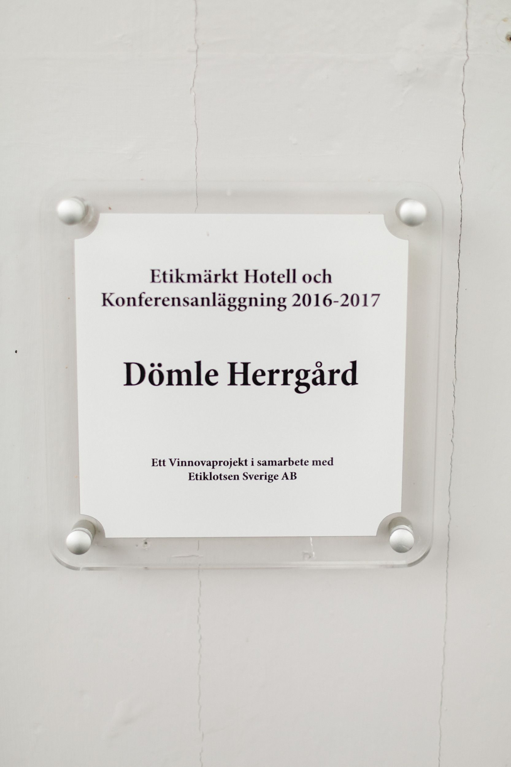 Daniel och Victoria från Norge kom till Sverige för ett helt magiskt bröllop på Dömle Herrgård. Fotograf Rebecca Nordin.