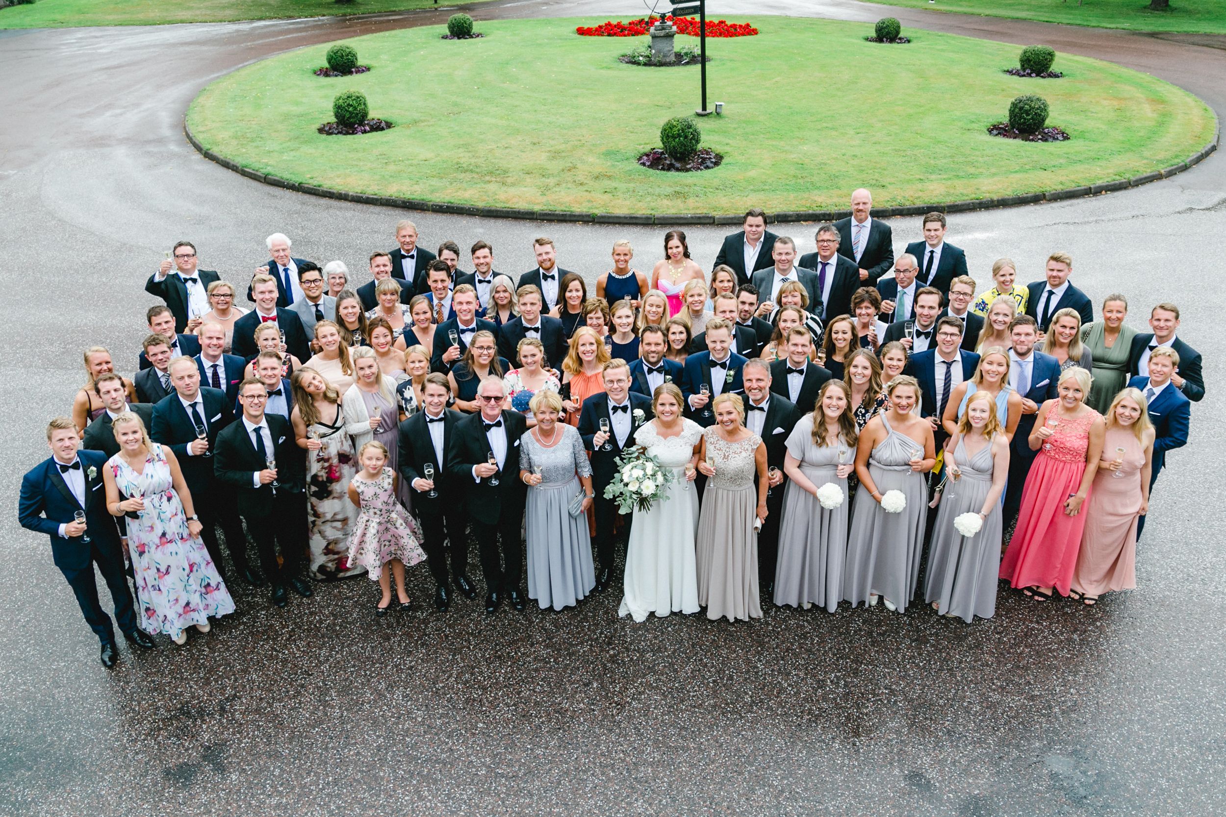 Daniel och Victoria från Norge kom till Sverige för ett helt magiskt bröllop på Dömle Herrgård. Fotograf Rebecca Nordin.