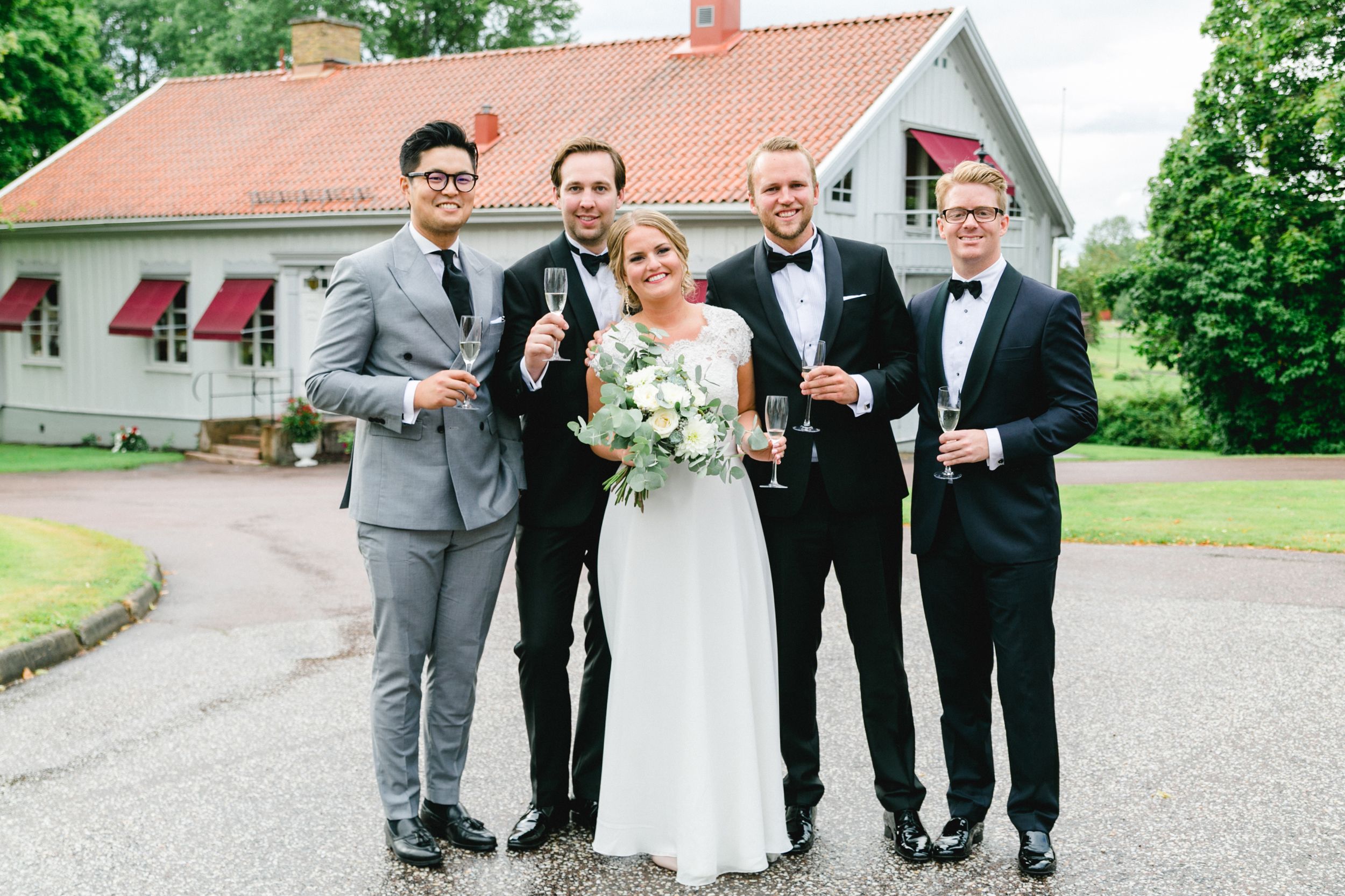 Daniel och Victoria från Norge kom till Sverige för ett helt magiskt bröllop på Dömle Herrgård. Fotograf Rebecca Nordin.