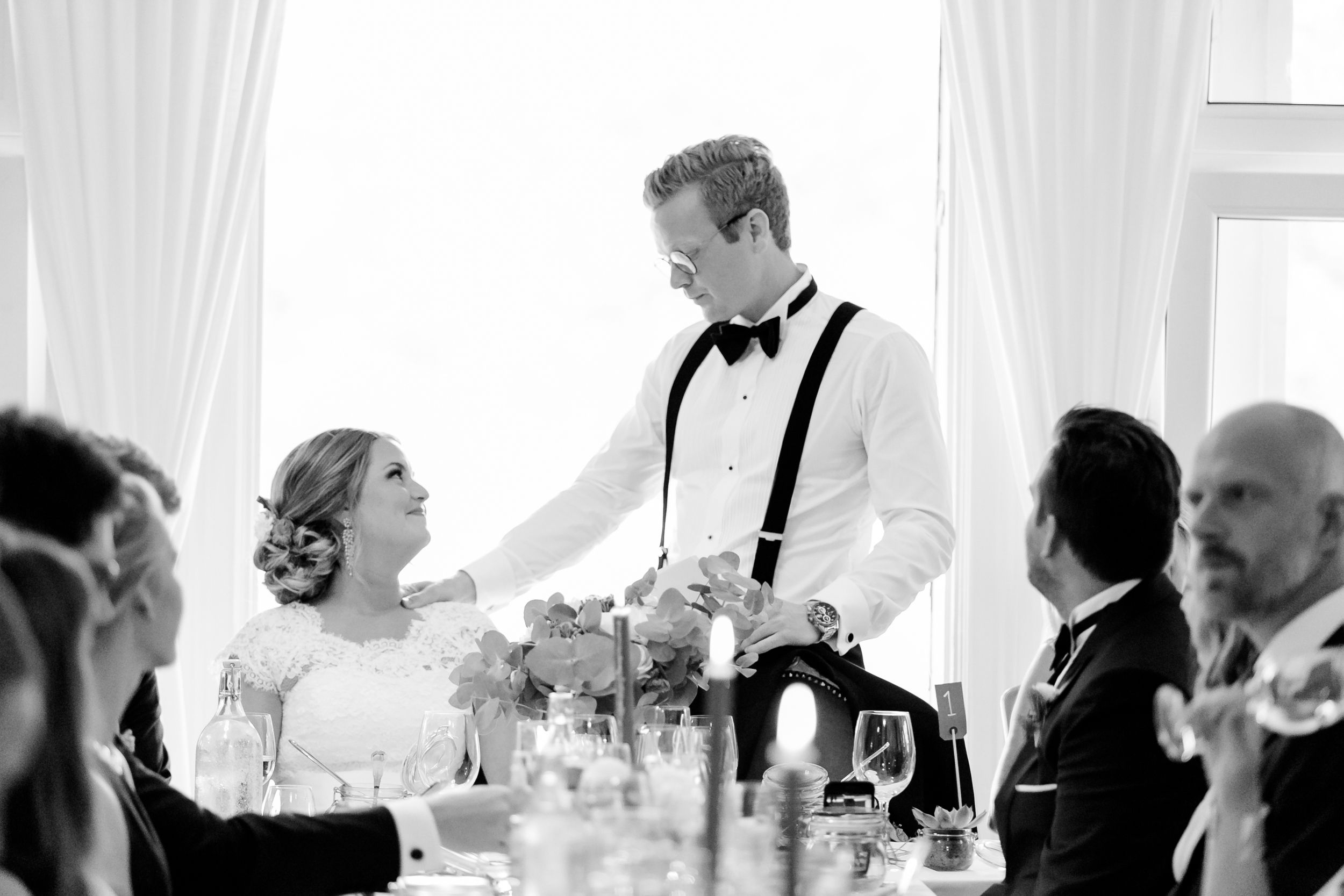 Daniel och Victoria från Norge kom till Sverige för ett helt magiskt bröllop på Dömle Herrgård. Fotograf Rebecca Nordin.