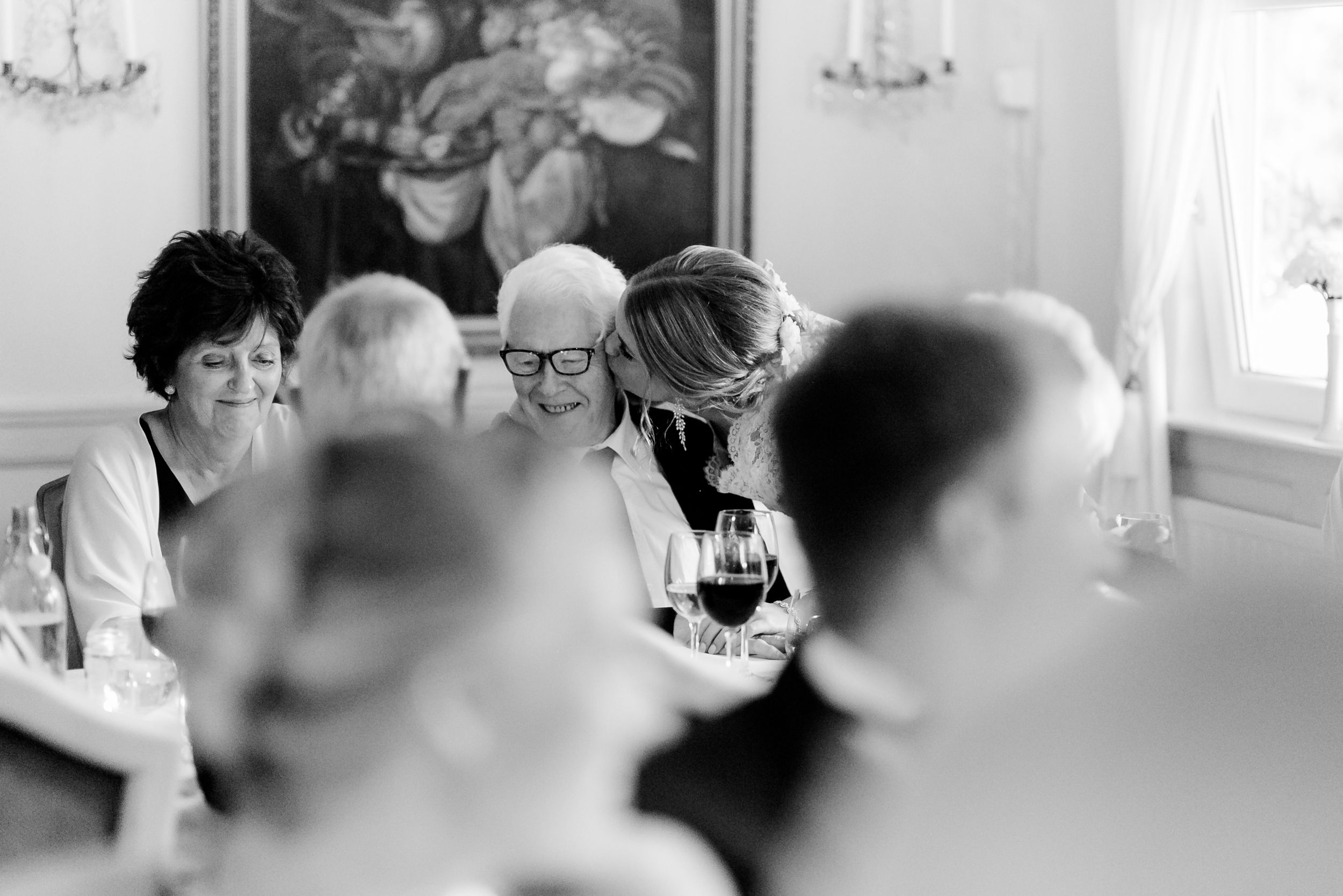 Daniel och Victoria från Norge kom till Sverige för ett helt magiskt bröllop på Dömle Herrgård. Fotograf Rebecca Nordin.
