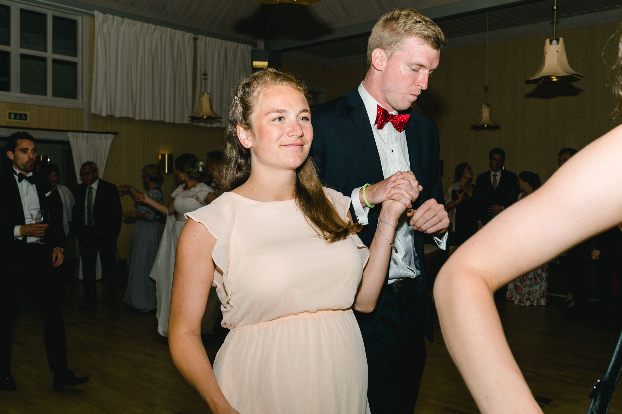 Daniel och Victoria från Norge kom till Sverige för ett helt magiskt bröllop på Dömle Herrgård. Fotograf Rebecca Nordin.