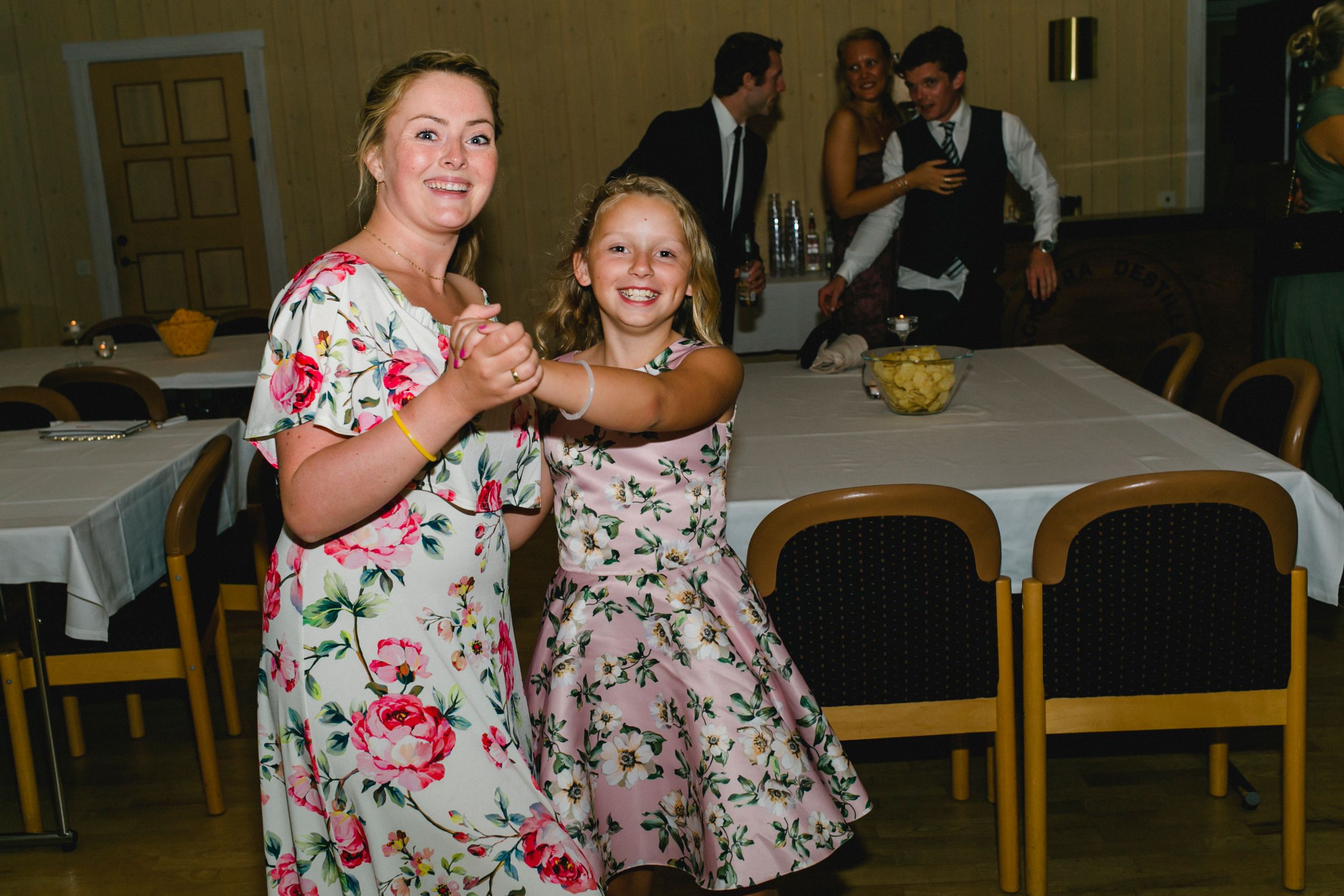 Daniel och Victoria från Norge kom till Sverige för ett helt magiskt bröllop på Dömle Herrgård. Fotograf Rebecca Nordin.