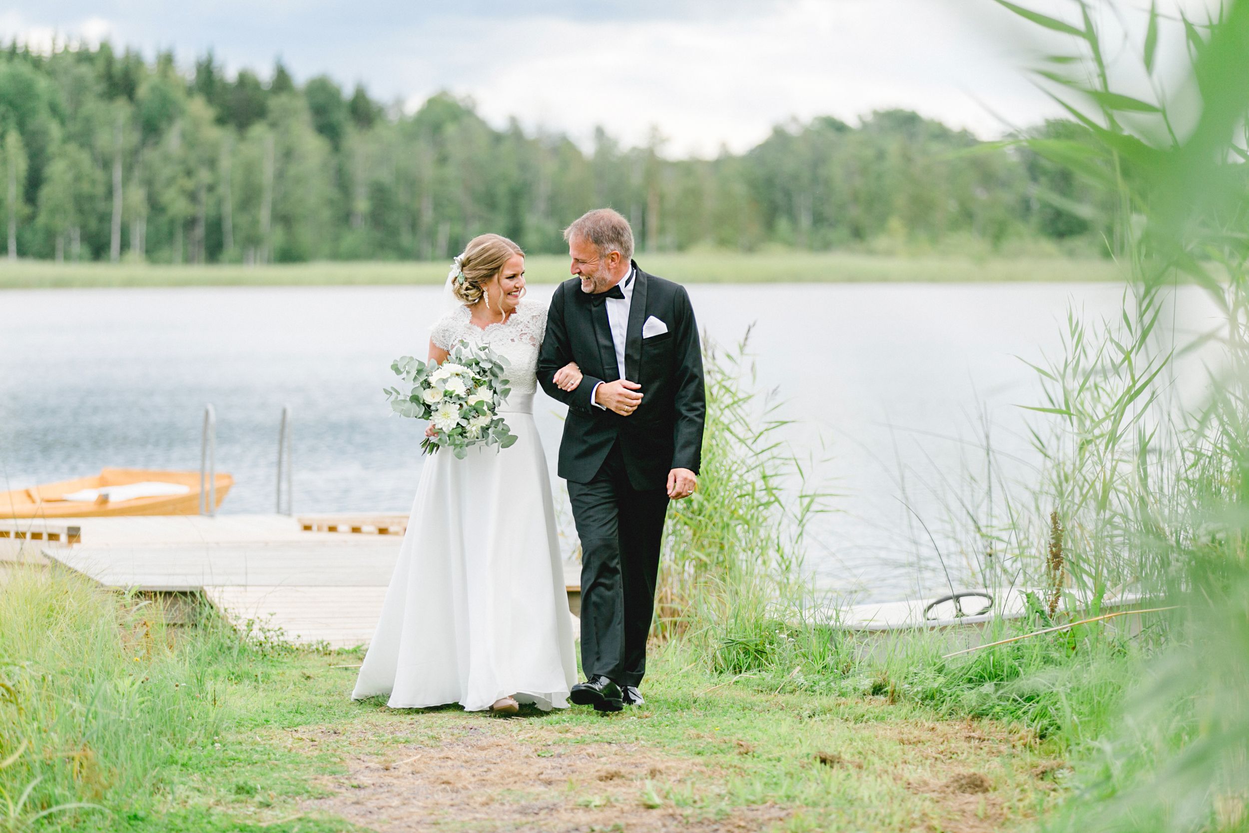 Daniel och Victoria från Norge kom till Sverige för ett helt magiskt bröllop på Dömle Herrgård. Fotograf Rebecca Nordin.
