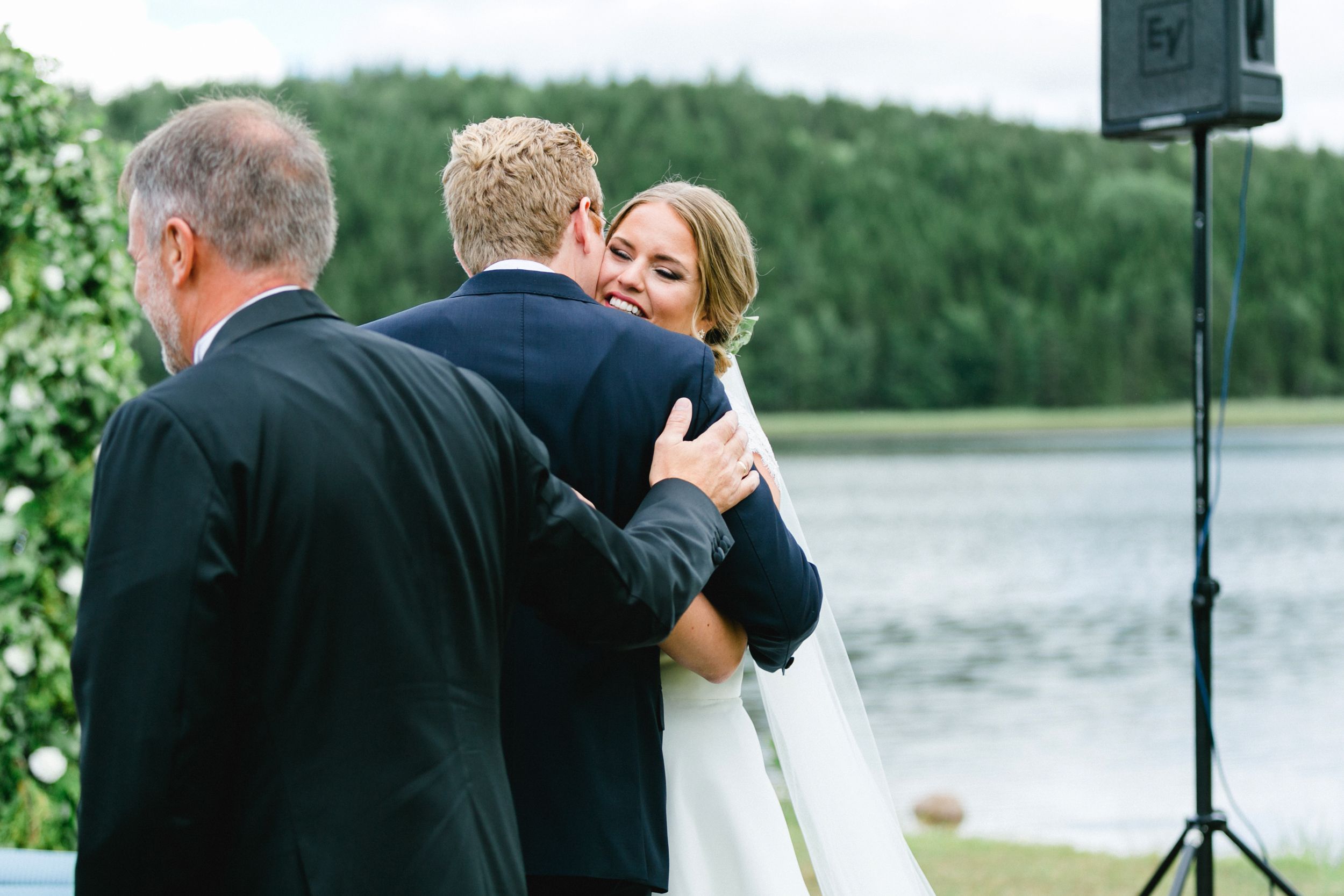 Daniel och Victoria från Norge kom till Sverige för ett helt magiskt bröllop på Dömle Herrgård. Fotograf Rebecca Nordin.
