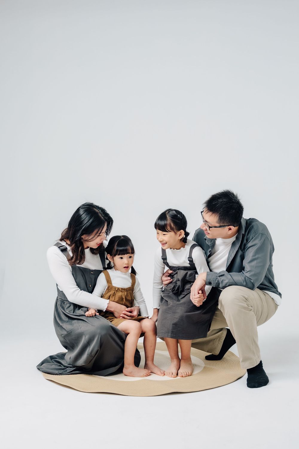 這組家庭寫真以自然互動為核心，記錄一家人在輕鬆氛圍中共同玩樂的模樣。透過棚內與戶外拍攝，捕捉孩子自在跳舞、家人陪伴相處的真實瞬間，不刻意擺拍，呈現最貼近日常的家庭狀態。渴望影像也專注於家庭寫真與親子寫真拍攝，以溫柔光線與生活感構圖捕捉自然的畫面，為每個家庭留下值得珍藏的成長紀錄。