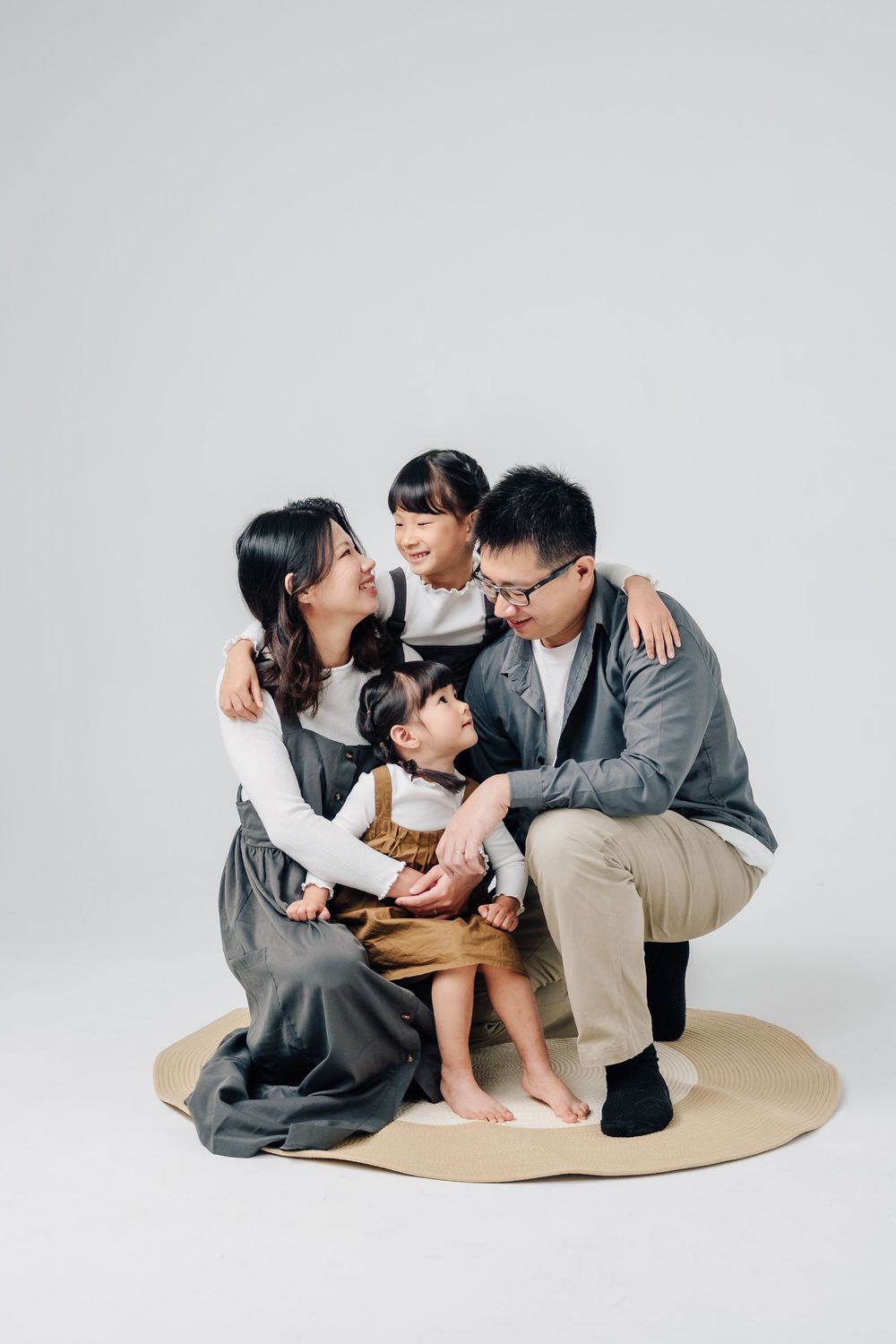 這組家庭寫真以自然互動為核心，記錄一家人在輕鬆氛圍中共同玩樂的模樣。透過棚內與戶外拍攝，捕捉孩子自在跳舞、家人陪伴相處的真實瞬間，不刻意擺拍，呈現最貼近日常的家庭狀態。渴望影像也專注於家庭寫真與親子寫真拍攝，以溫柔光線與生活感構圖捕捉自然的畫面，為每個家庭留下值得珍藏的成長紀錄。