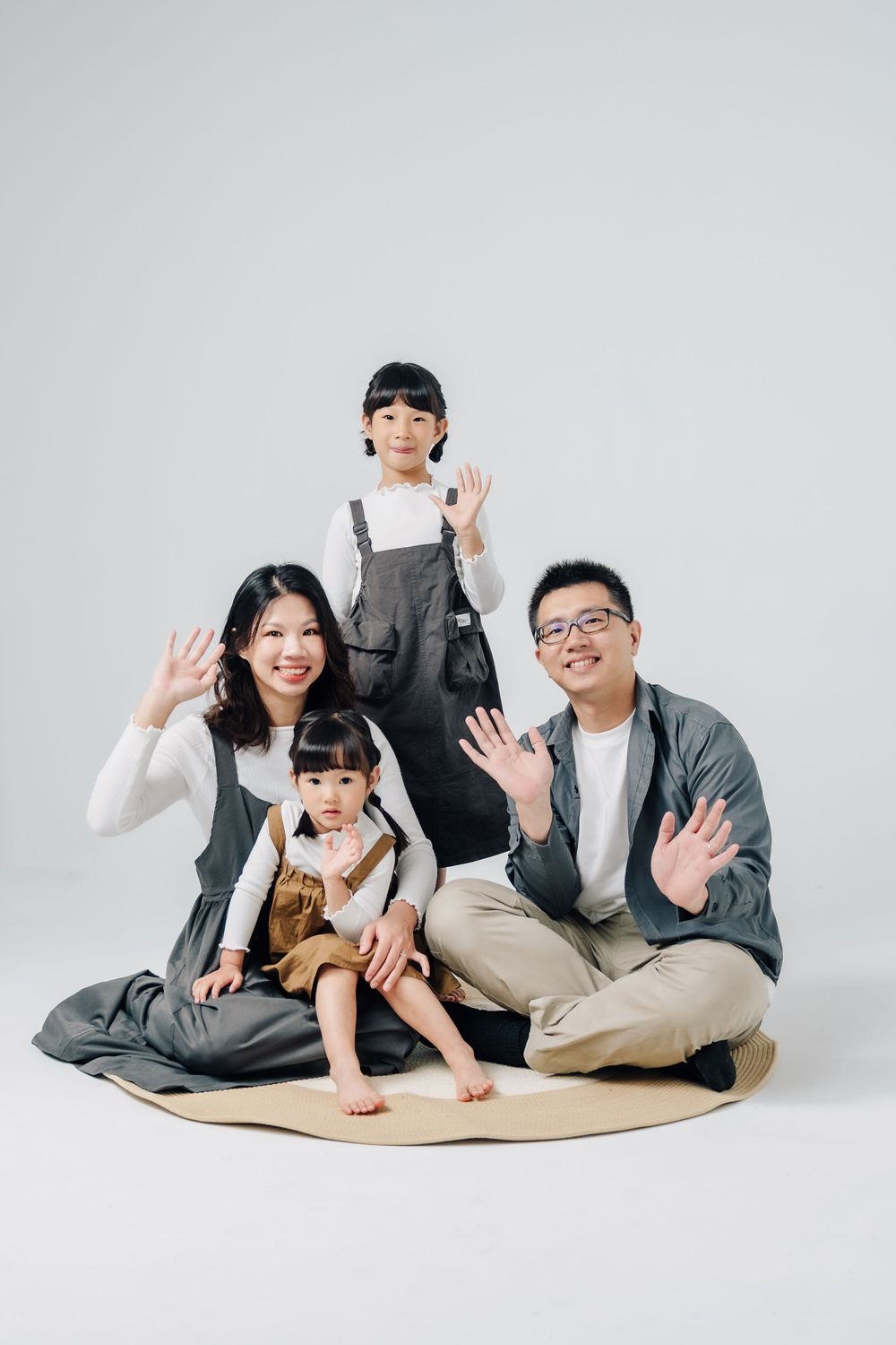 這組家庭寫真以自然互動為核心，記錄一家人在輕鬆氛圍中共同玩樂的模樣。透過棚內與戶外拍攝，捕捉孩子自在跳舞、家人陪伴相處的真實瞬間，不刻意擺拍，呈現最貼近日常的家庭狀態。渴望影像也專注於家庭寫真與親子寫真拍攝，以溫柔光線與生活感構圖捕捉自然的畫面，為每個家庭留下值得珍藏的成長紀錄。