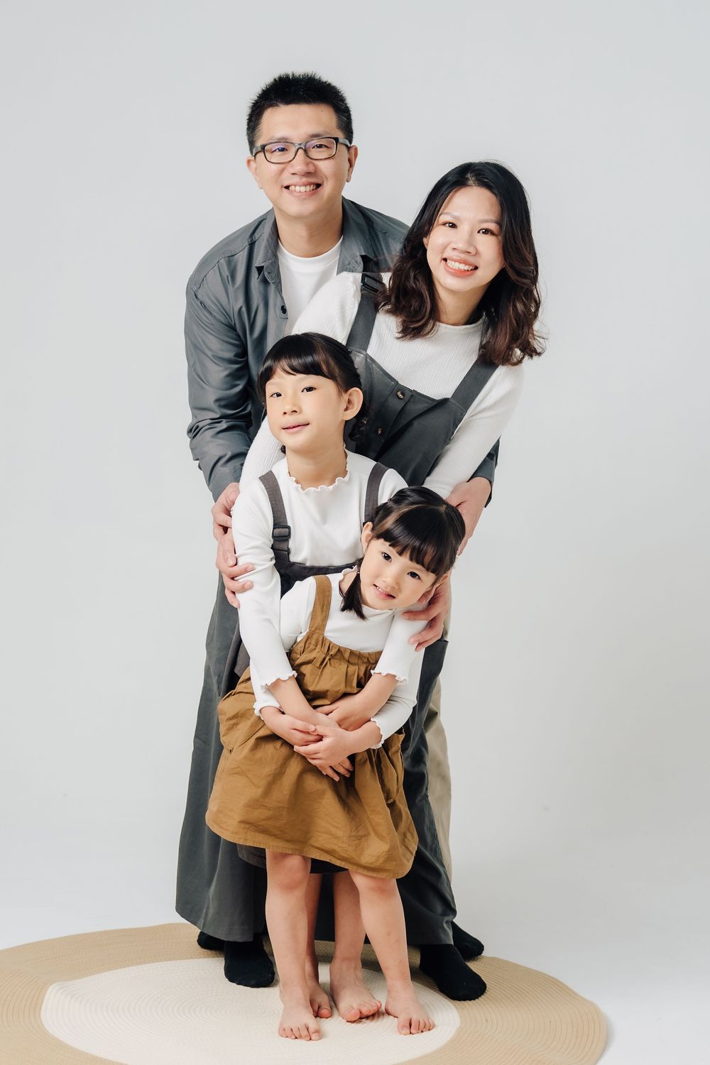 這組家庭寫真以自然互動為核心，記錄一家人在輕鬆氛圍中共同玩樂的模樣。透過棚內與戶外拍攝，捕捉孩子自在跳舞、家人陪伴相處的真實瞬間，不刻意擺拍，呈現最貼近日常的家庭狀態。渴望影像也專注於家庭寫真與親子寫真拍攝，以溫柔光線與生活感構圖捕捉自然的畫面，為每個家庭留下值得珍藏的成長紀錄。