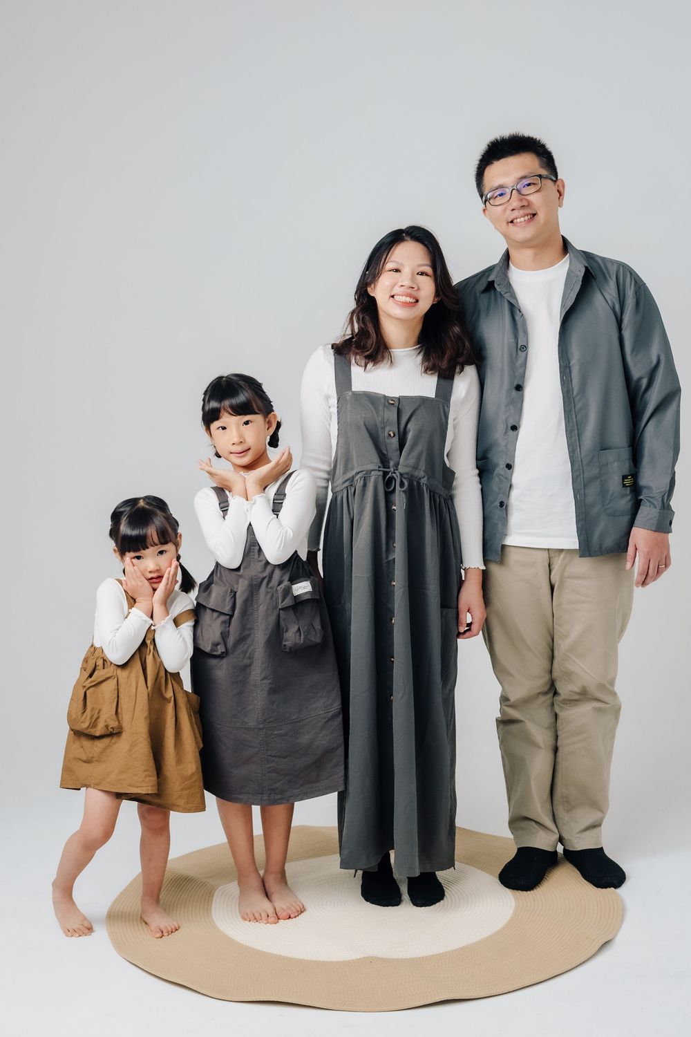 這組家庭寫真以自然互動為核心，記錄一家人在輕鬆氛圍中共同玩樂的模樣。透過棚內與戶外拍攝，捕捉孩子自在跳舞、家人陪伴相處的真實瞬間，不刻意擺拍，呈現最貼近日常的家庭狀態。渴望影像也專注於家庭寫真與親子寫真拍攝，以溫柔光線與生活感構圖捕捉自然的畫面，為每個家庭留下值得珍藏的成長紀錄。