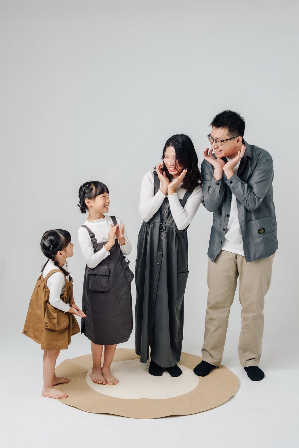 這組家庭寫真以自然互動為核心，記錄一家人在輕鬆氛圍中共同玩樂的模樣。透過棚內與戶外拍攝，捕捉孩子自在跳舞、家人陪伴相處的真實瞬間，不刻意擺拍，呈現最貼近日常的家庭狀態。渴望影像也專注於家庭寫真與親子寫真拍攝，以溫柔光線與生活感構圖捕捉自然的畫面，為每個家庭留下值得珍藏的成長紀錄。