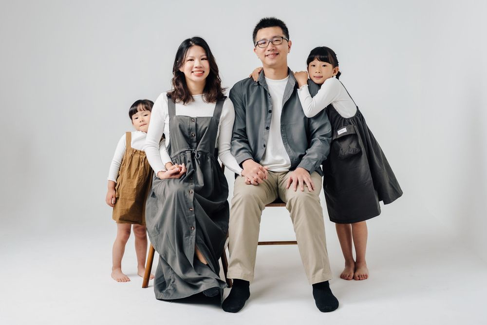 這組家庭寫真以自然互動為核心，記錄一家人在輕鬆氛圍中共同玩樂的模樣。透過棚內與戶外拍攝，捕捉孩子自在跳舞、家人陪伴相處的真實瞬間，不刻意擺拍，呈現最貼近日常的家庭狀態。渴望影像也專注於家庭寫真與親子寫真拍攝，以溫柔光線與生活感構圖捕捉自然的畫面，為每個家庭留下值得珍藏的成長紀錄。