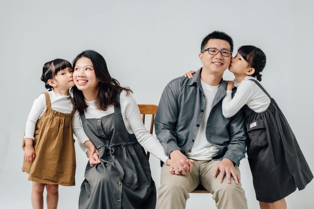 這組家庭寫真以自然互動為核心，記錄一家人在輕鬆氛圍中共同玩樂的模樣。透過棚內與戶外拍攝，捕捉孩子自在跳舞、家人陪伴相處的真實瞬間，不刻意擺拍，呈現最貼近日常的家庭狀態。渴望影像也專注於家庭寫真與親子寫真拍攝，以溫柔光線與生活感構圖捕捉自然的畫面，為每個家庭留下值得珍藏的成長紀錄。