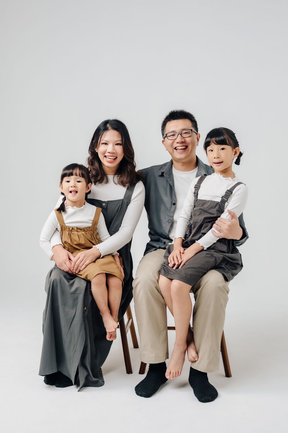 這組家庭寫真以自然互動為核心，記錄一家人在輕鬆氛圍中共同玩樂的模樣。透過棚內與戶外拍攝，捕捉孩子自在跳舞、家人陪伴相處的真實瞬間，不刻意擺拍，呈現最貼近日常的家庭狀態。渴望影像也專注於家庭寫真與親子寫真拍攝，以溫柔光線與生活感構圖捕捉自然的畫面，為每個家庭留下值得珍藏的成長紀錄。