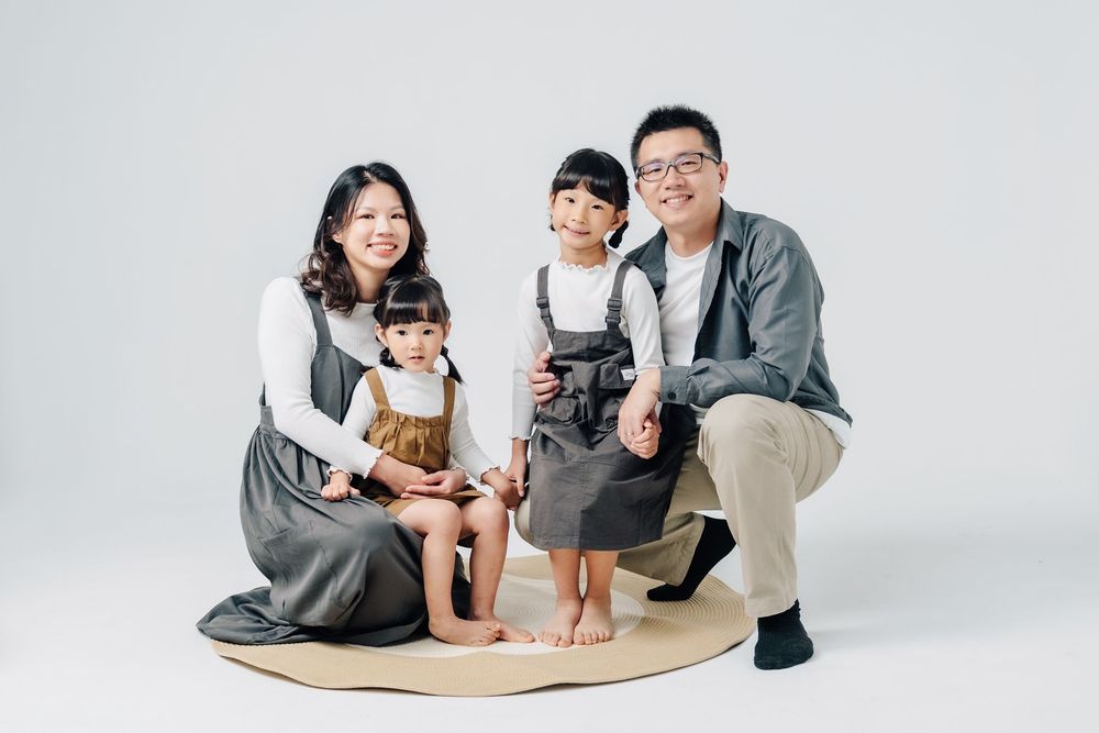 這組家庭寫真以自然互動為核心，記錄一家人在輕鬆氛圍中共同玩樂的模樣。透過棚內與戶外拍攝，捕捉孩子自在跳舞、家人陪伴相處的真實瞬間，不刻意擺拍，呈現最貼近日常的家庭狀態。渴望影像也專注於家庭寫真與親子寫真拍攝，以溫柔光線與生活感構圖捕捉自然的畫面，為每個家庭留下值得珍藏的成長紀錄。