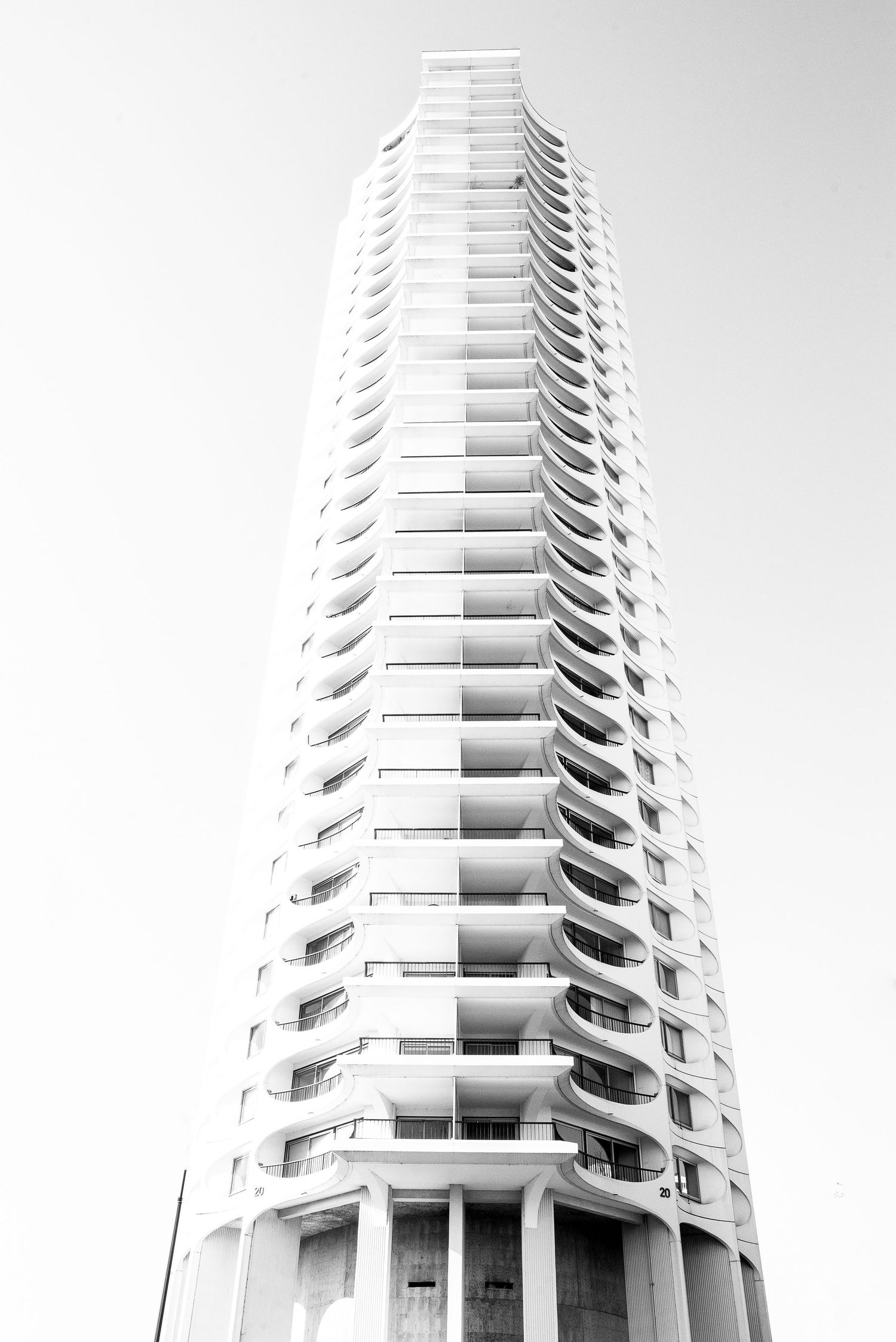 Photographe architecture Bretagne – prise de vue en contre-plongée immeuble moderne design contemporain