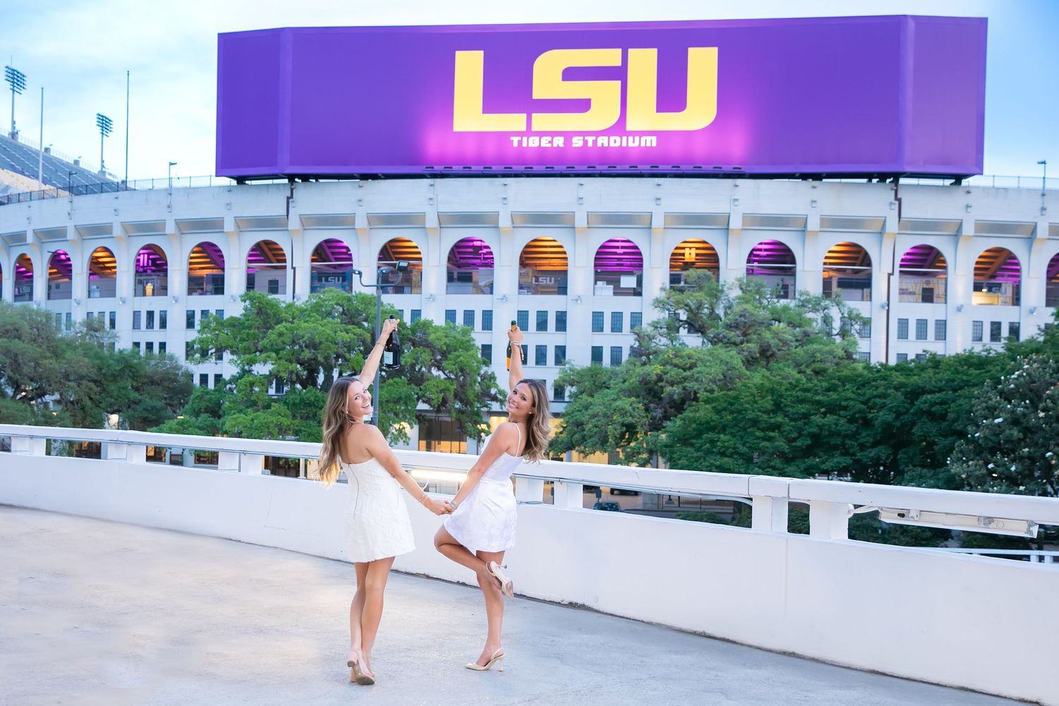 Tri Delta college roommates take senior portraits together at LSU.