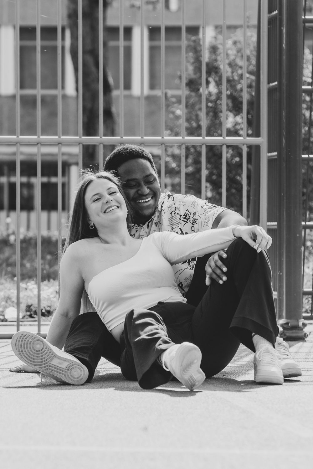 Séance photo couple mixte à thème contemporain , ville de Limoges, couple amoureux qui rigole, photo noir & blanc , Photographe Estelle Lru