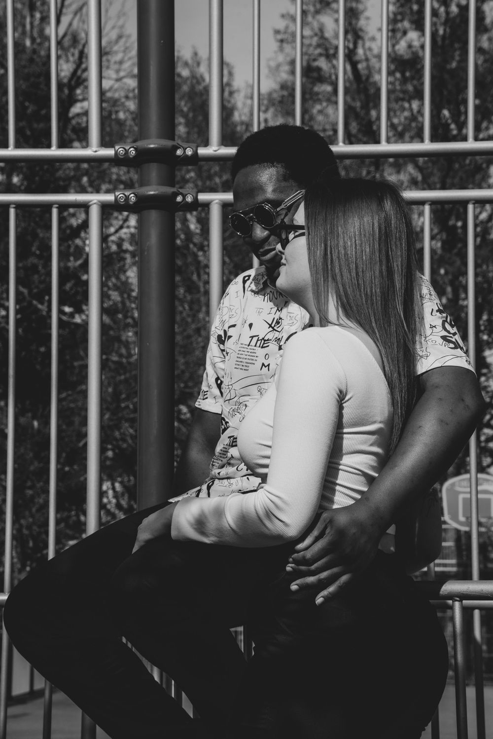 Séance photo couple mixte à thème contemporain , ville de Limoges, couple amoureux avec des lunettes de soleil, photo noir & blanc, câlin