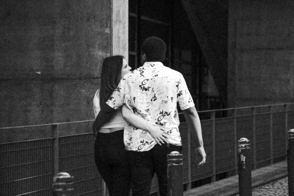 Séance photo couple mixte à thème contemporain , ville de Limoges, couple amoureux avec des lunettes de soleil, photo noir & blanc
