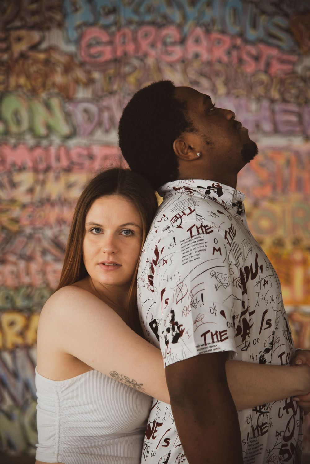 Séance photo couple mixte à thème contemporain , ville de Limoges, couple amoureux, couleur , graff Limoges, photographe femme