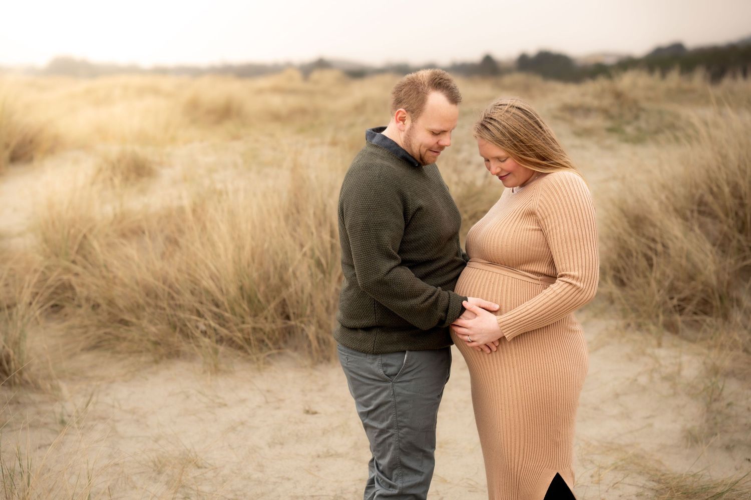 Spent par venter på sin lille, fotografert på strand, gravidfotografering i Rogaland