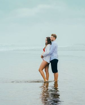 Portrait of a couple, Natural light. Maternity Photography session. Outdoor photography. pregnancy photography, beach