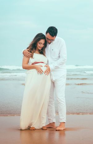 Portrait of a couple, Natural light. Maternity Photography session. Outdoor photography. pregnancy photography, beach