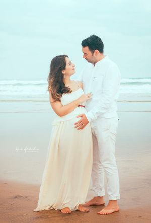 Portrait of a couple, Natural light. Maternity Photography session. Outdoor photography. pregnancy photography, beach