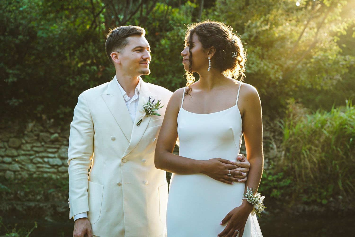 Photo du mariage de Maëlanne et Archibald, shooting des mariés. Mariage à Saint Remy-de-Provence. Photographe Chloé Cabane