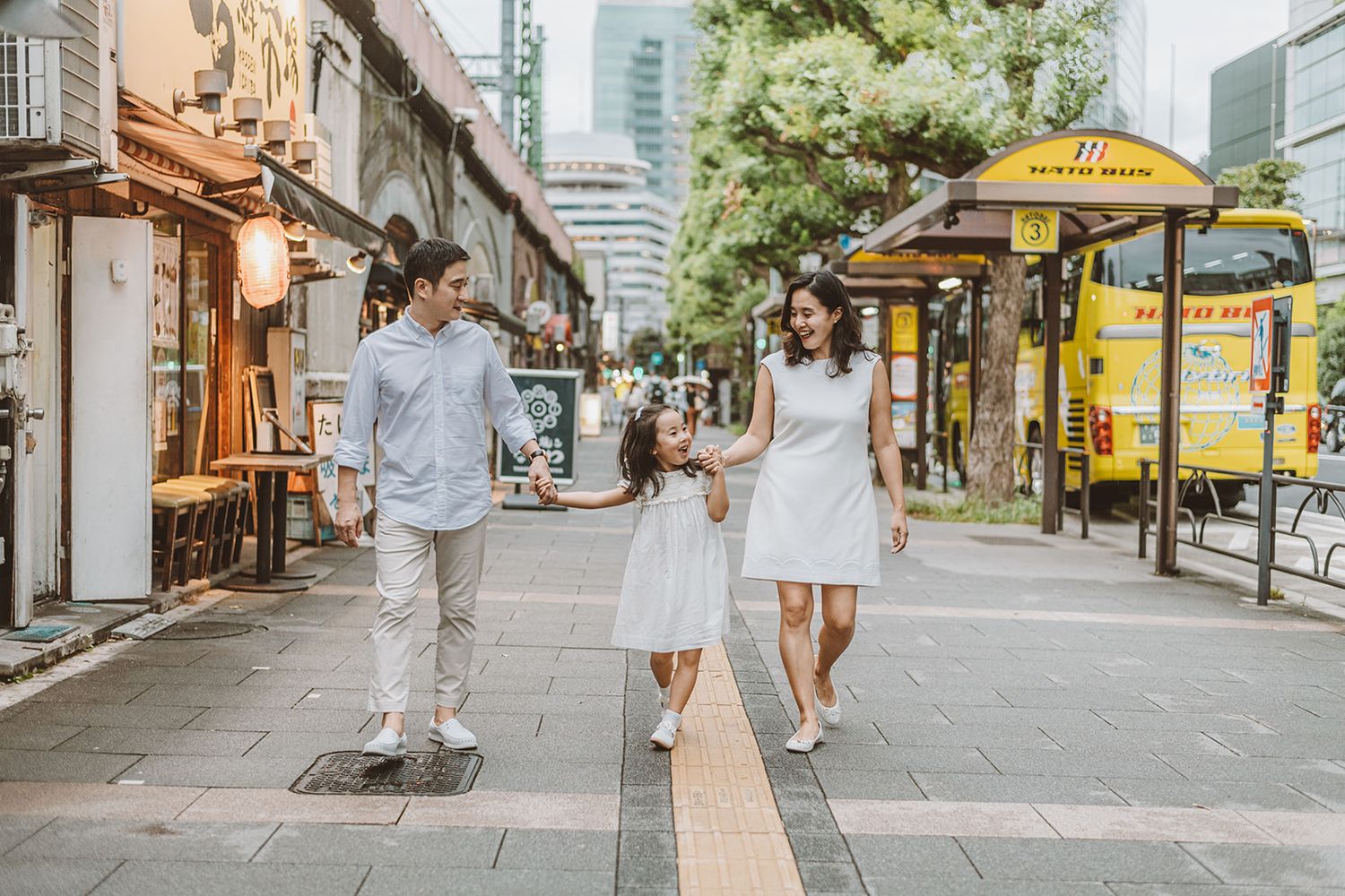 Authentic storytelling photography of parents and children during Tokyo Vacation by Miki Sakai Photography