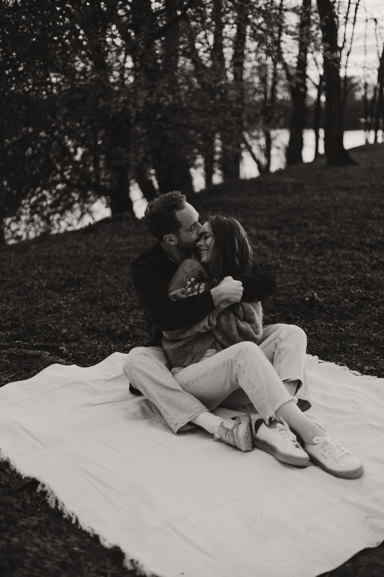 Photo en noir et blanc d'un couple courant ensemble mains dans la main.