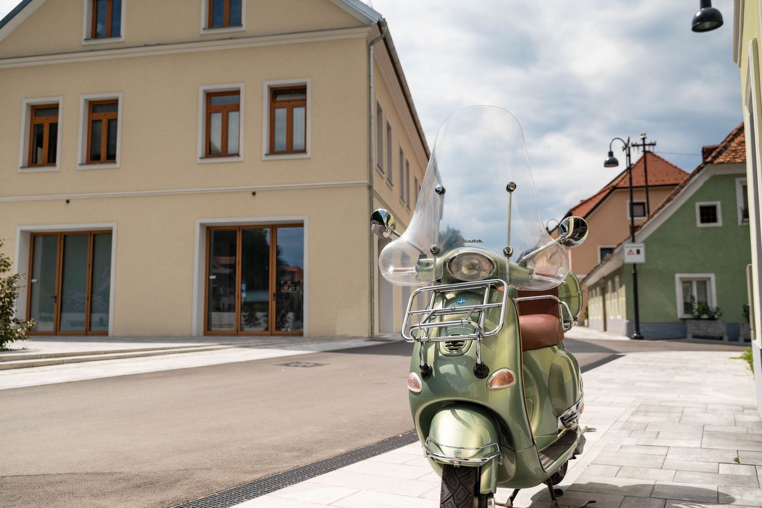 starotrško jedro. Staro Velenje, cesta ob Kreativnem centru Čuk ter vintage motor.