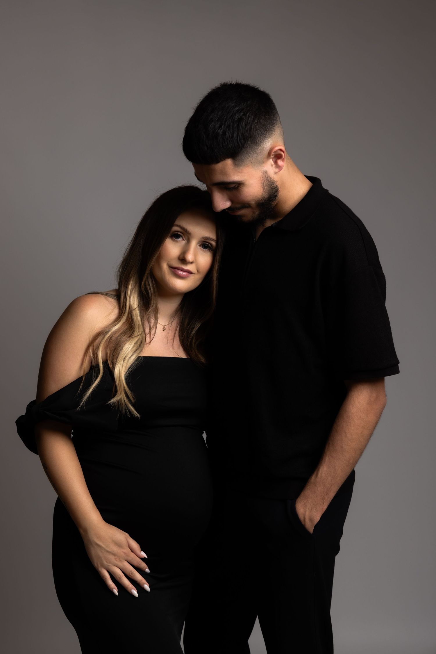 Photographe grossesse en studio – Mettez en valeur votre ventre rond et votre beauté