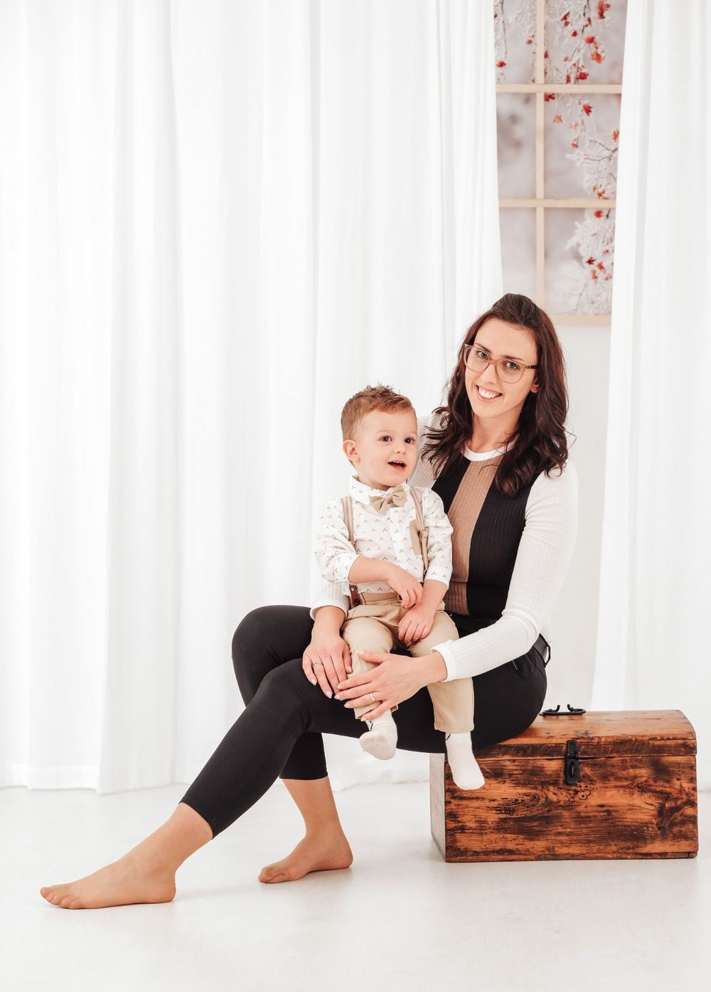Sproščeno družinsko fotografiranje v studiu Foto Colarič – mama in sin v toplih družinskih trenutkih.