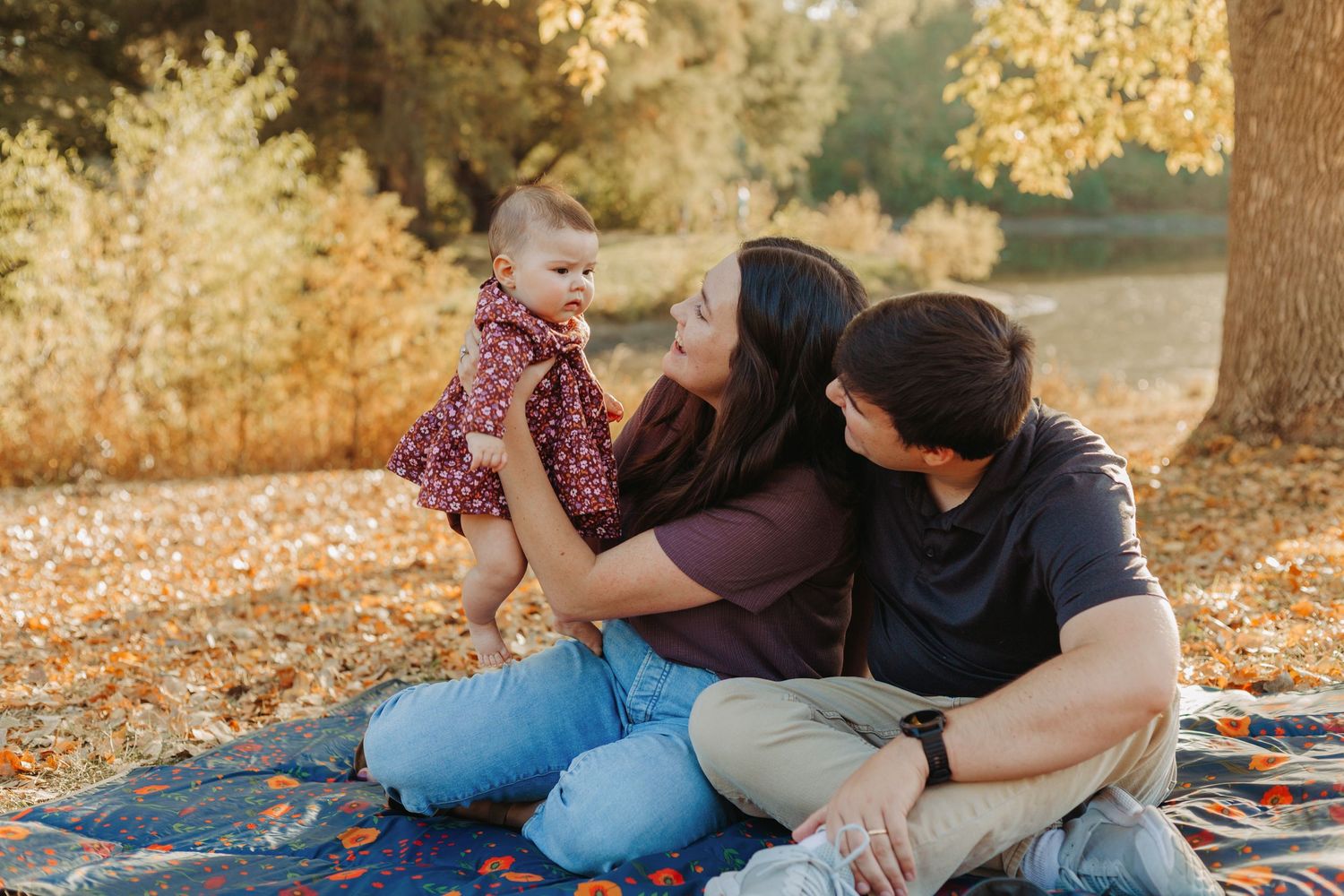 Fall family photoshoot at Shawnee Mission Park in Kansas City, Kansas by local family photographer – autumn leaves and candid outdoor photos